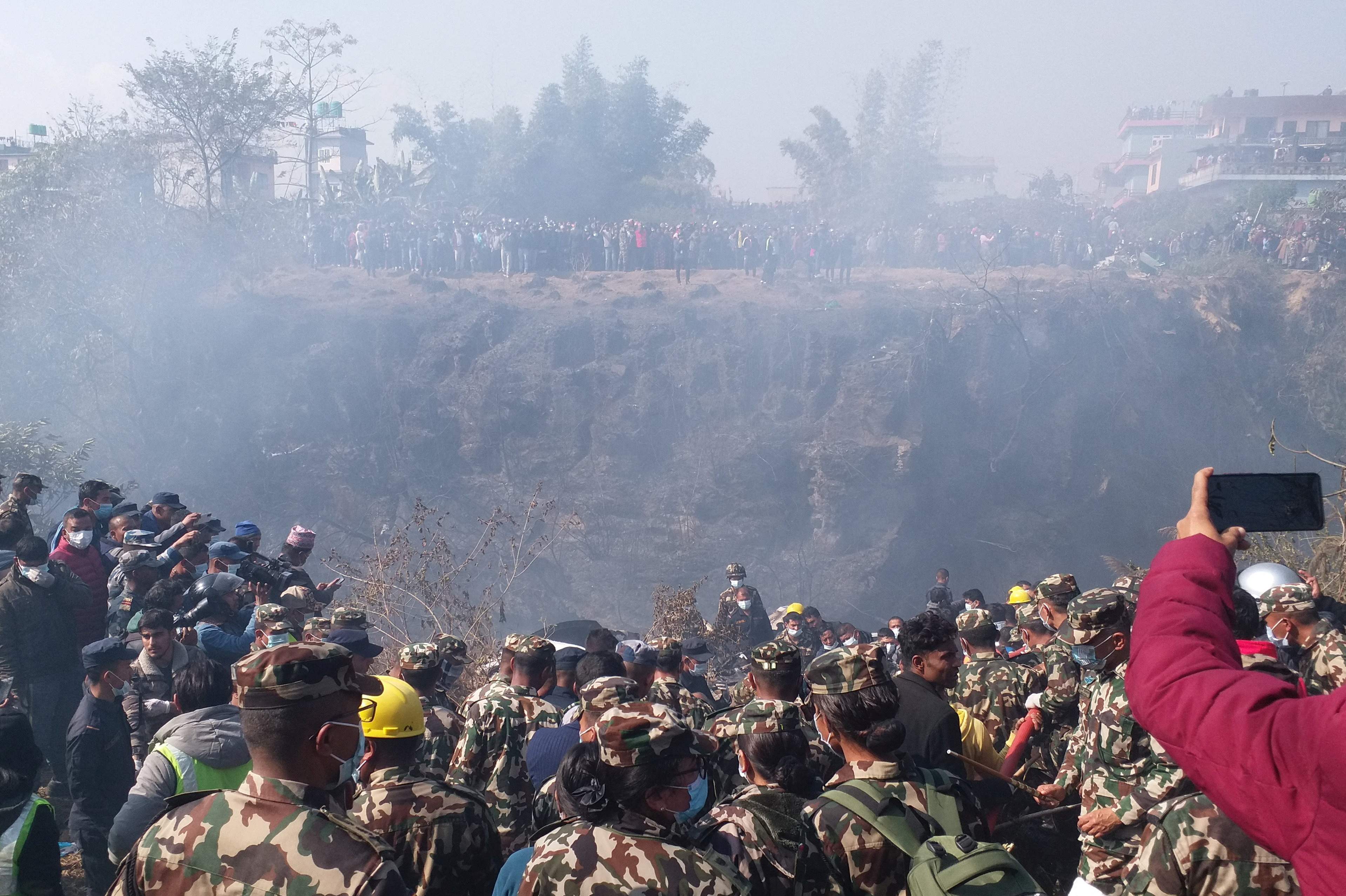 Il vice ispettore di polizia nepalese, Rudra Thapa, ha affermato che le autorità nepalesi hanno recuperato almeno 25 corpi dopo l'incidente.  (Reuters)