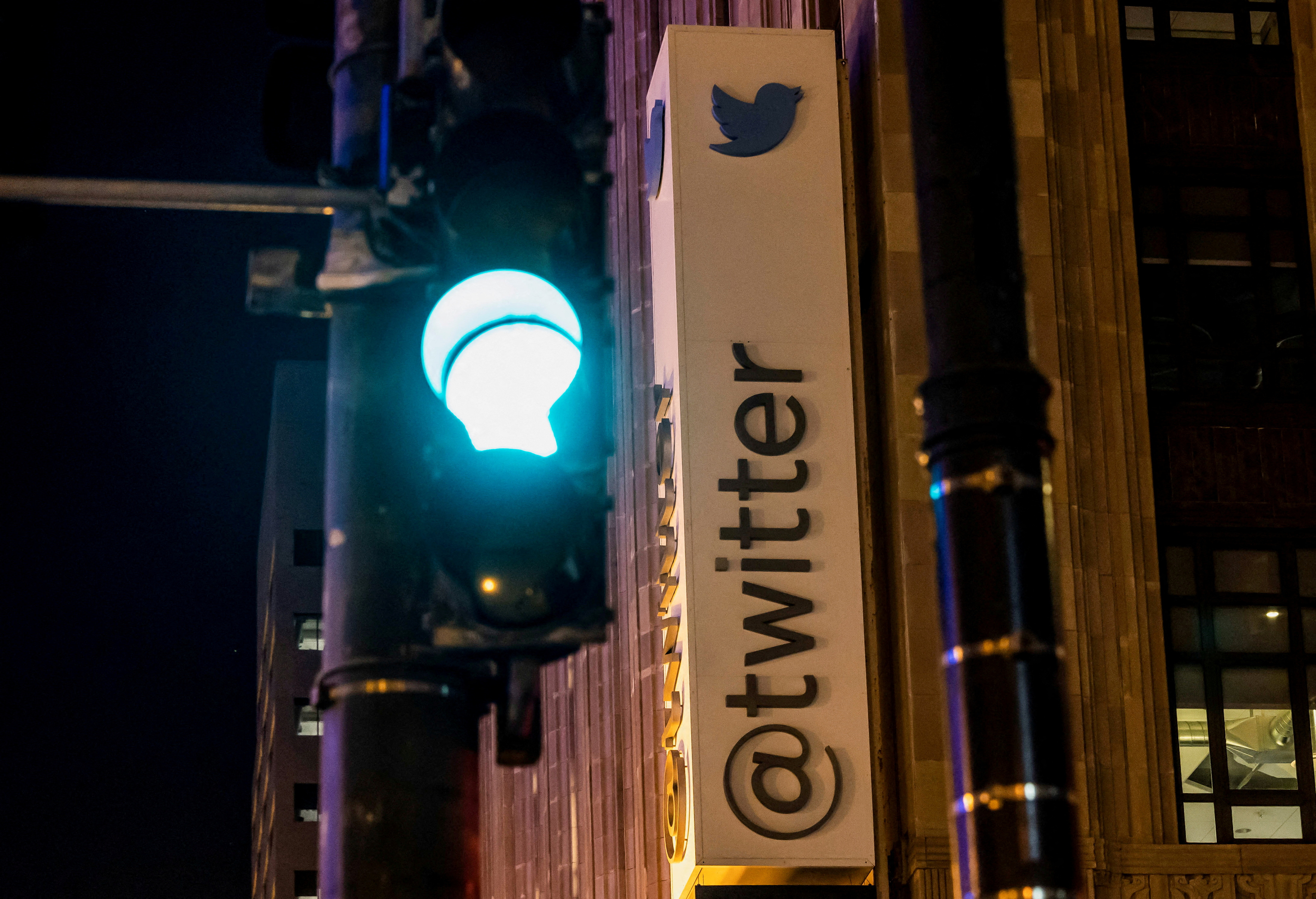 FILE PHOTO: Una vista del logo Twitter presso la sede centrale dell'azienda a San Francisco, California, USA, 27 ottobre 2022. REUTERS/Carlos Parilla/FILE PHOTO