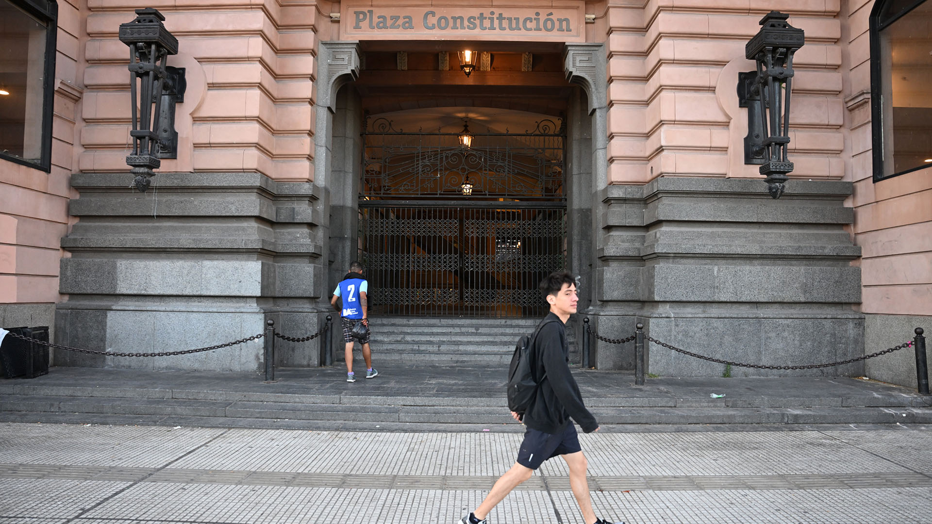 Un delfín varado murió tras ser manipulado por ciudadanos en una playa de Ecuador