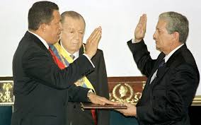 Chávez en el momento de jurar como Presidente ante la mirada de Caldera