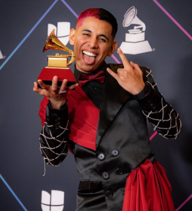 Jhonny Caz, hermano de Eduin, posando con su primer Latin Grammy (Foto: Instagram/@jhonny_caz)