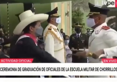 Pedro Castillo casi se cae cuando le dio la espada a un alférez durante una  ceremonia en la Escuela Militar de Chorrillos - Infobae