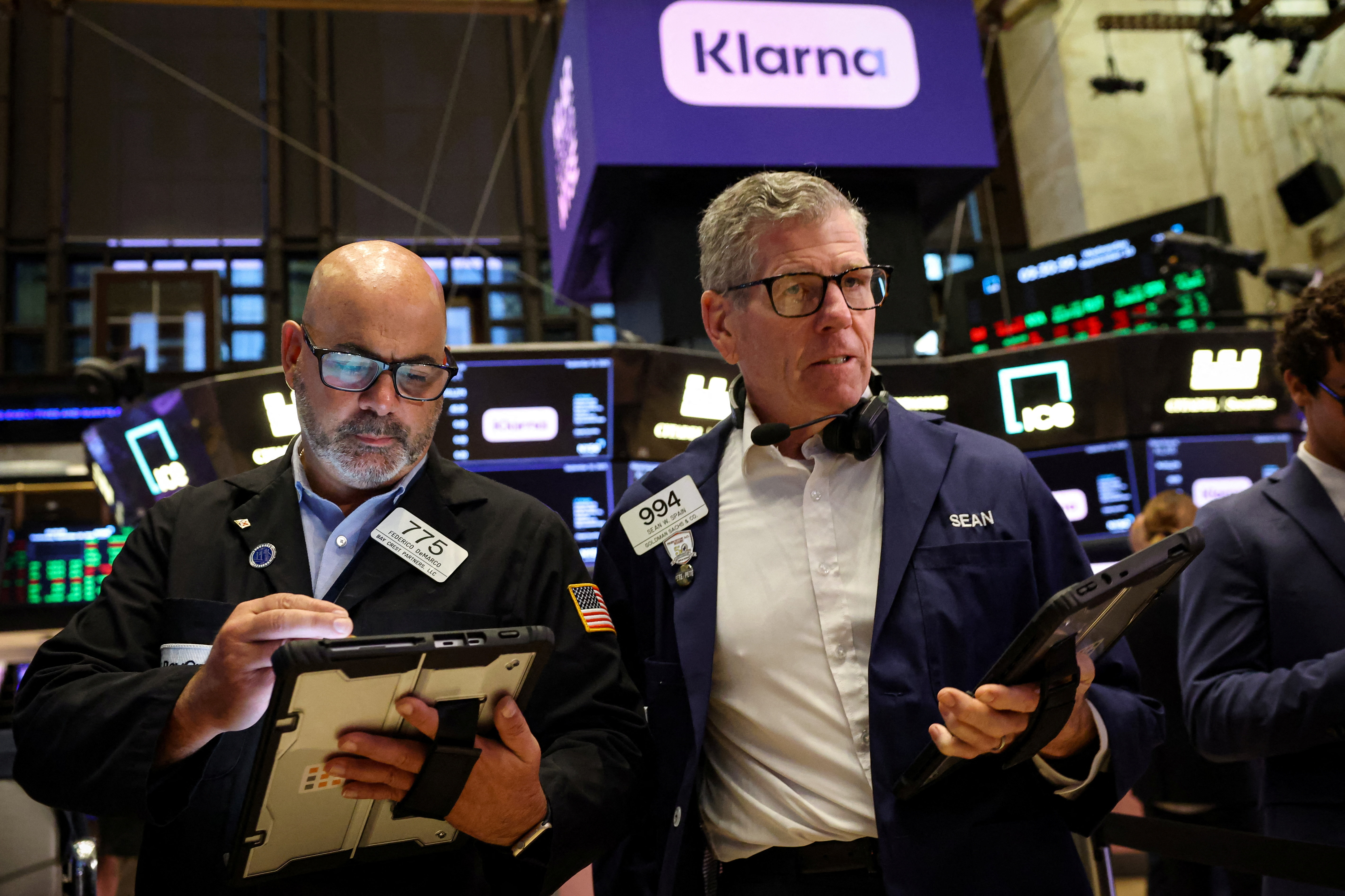 Las acciones y los bonos profundizaron la caída mientras el dólar rozó el techo de la banda cambiaria
