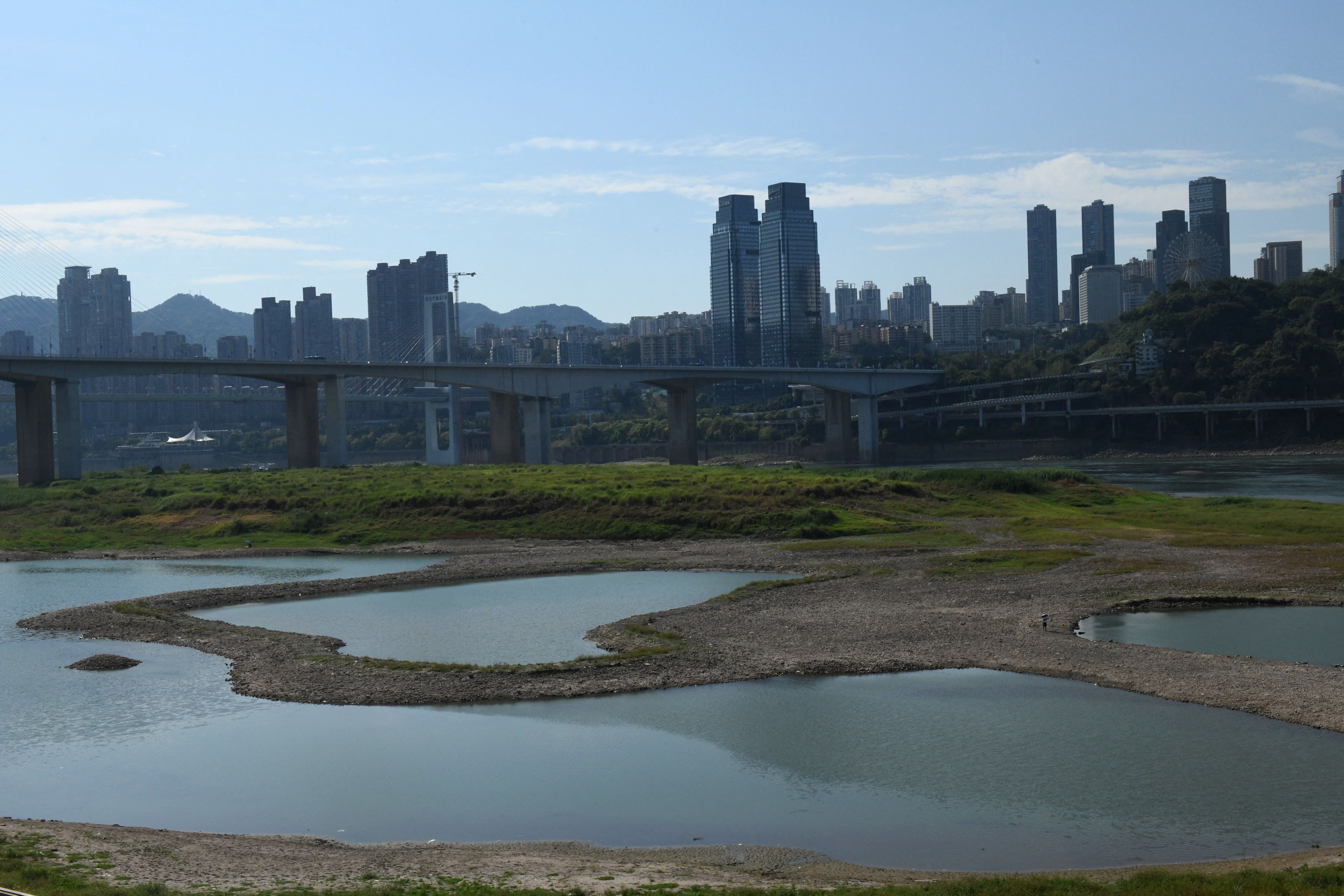 La ribera del río Yangtse en Chongqing muestra la dimensión de l caudal del río más largo de China (cnsphoto via REUTERS)