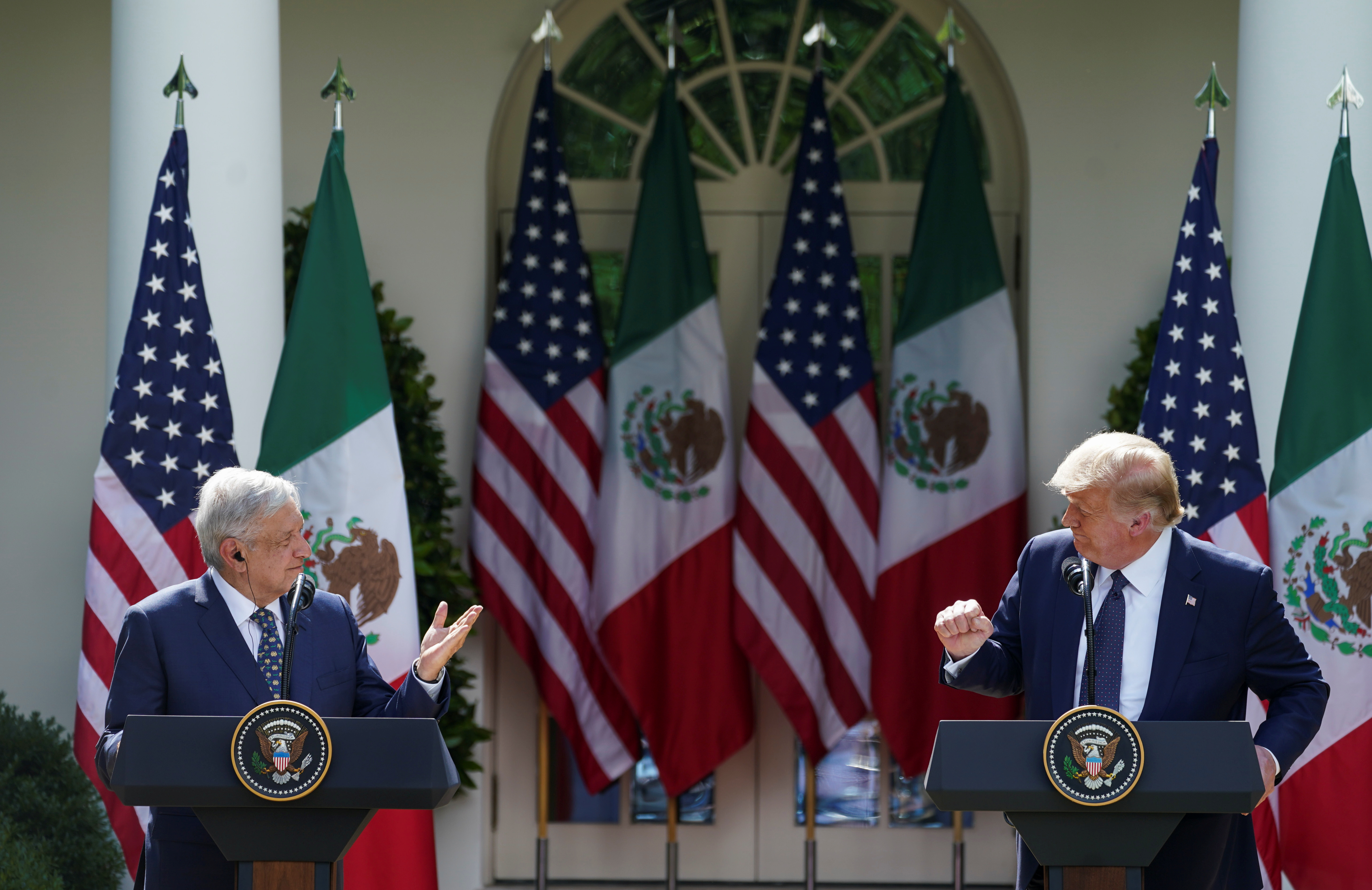El presidente de Estados Unidos, Donald Trump, escucha al presidente de México, Andrés Manuel López Obrado, mientras los líderes emiten declaraciones individuales antes de firmar una declaración conjunta en el Jardín de las Rosas en la Casa Blanca en Washington, EE. UU., 8 de julio de 2020. (Foto: REUTERS / Kevin Lamarque)