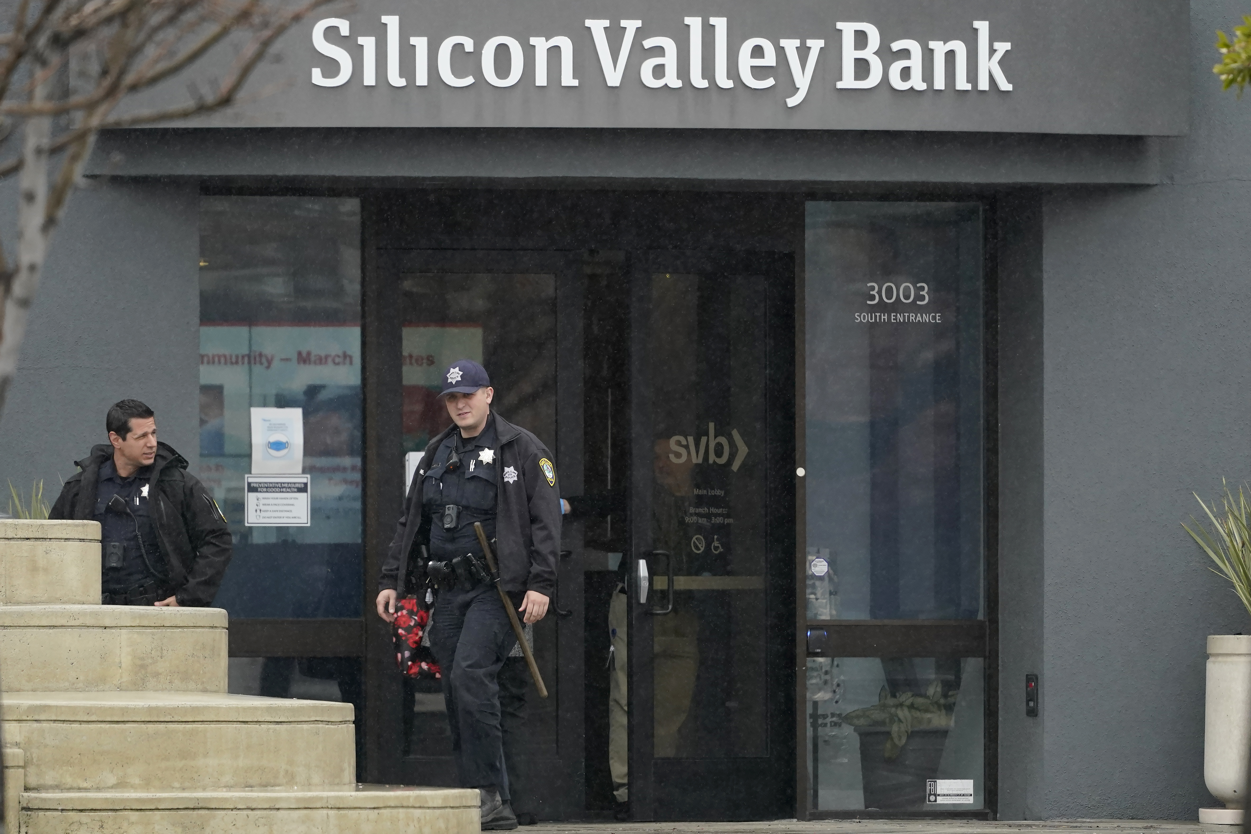 Agentes de la policía salen del banco Silicon Valley (AP Foto/Jeff Chiu)
