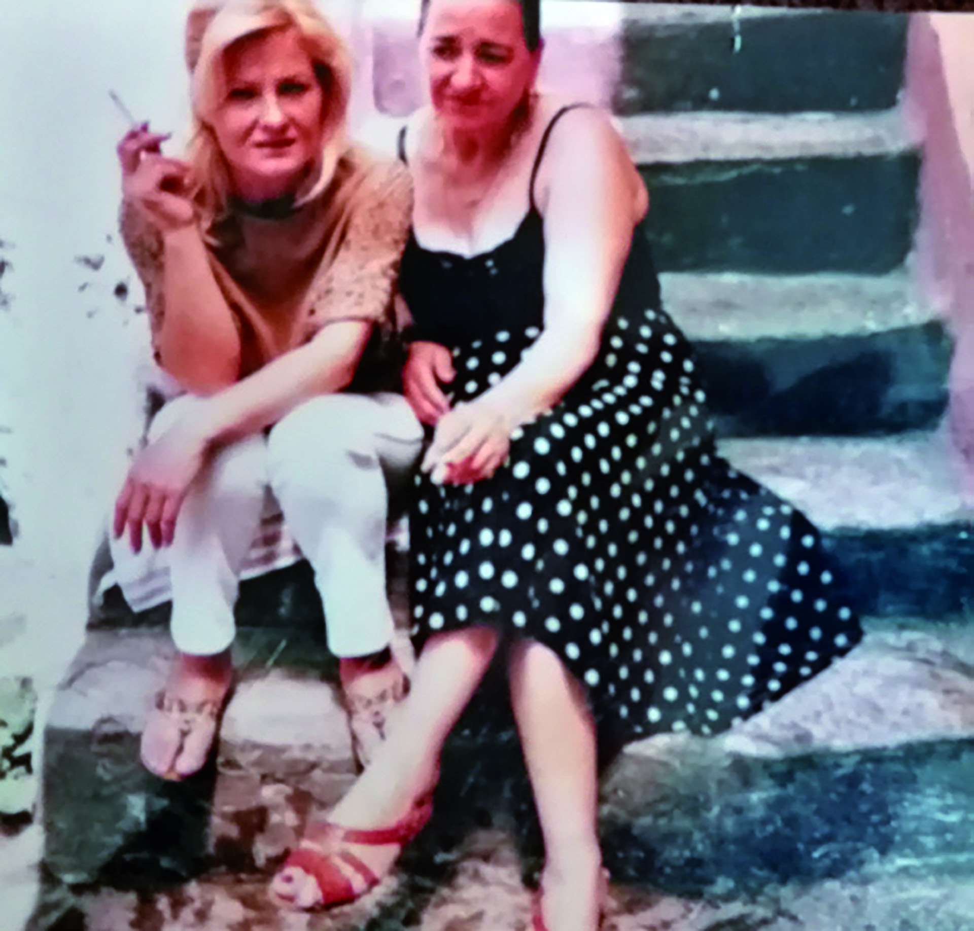 Marcela Basteri junto a su tía Adua, durante la última visita que le hizo. Del libro "Luis Miguel. La historia" del periodista Javier León Herrera (Editorial Aguilar)