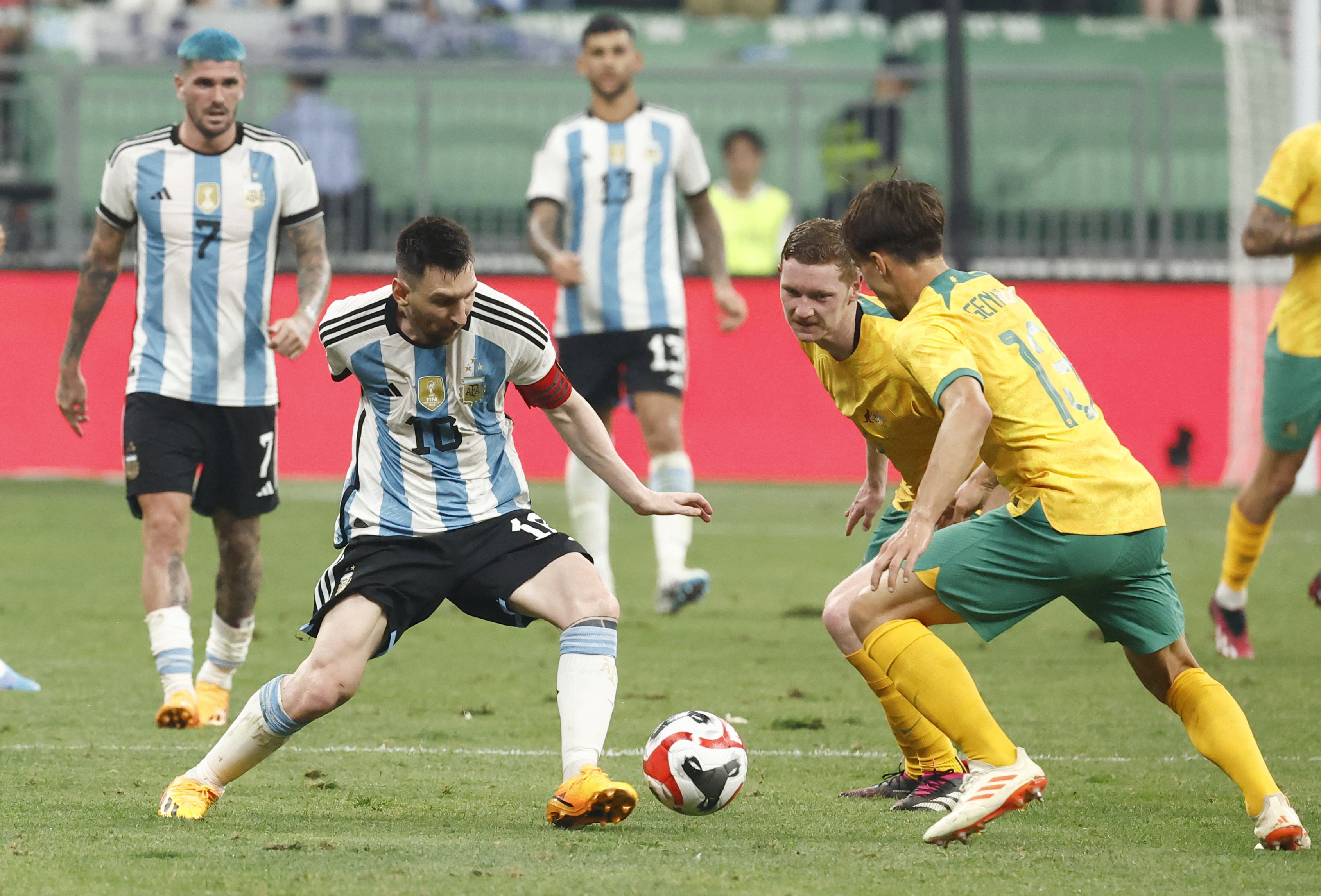Kye Rowles y Denis Genreau sufren la habilidad de Messi (REUTERS/Thomas Peter)