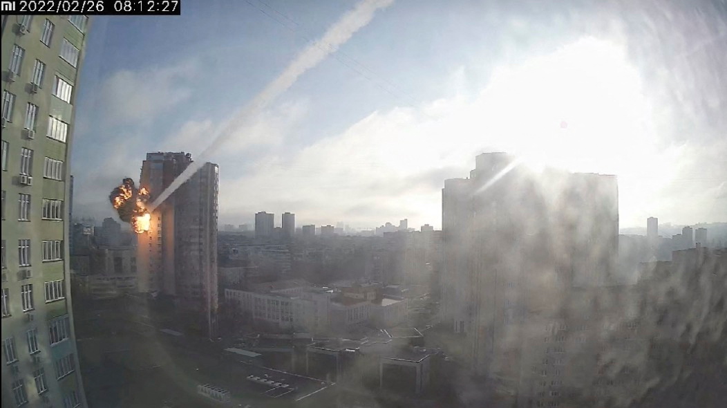 Imágenes de vigilancia muestran el impacto de un misil en un edificio residencial en Kiev, Ucrania, el 26 de febrero de 2022, en esta imagen fija tomada de un vídeo obtenido por REUTERS.  ESTA IMAGEN HA SIDO SUMINISTRADA POR UN TERCERO. CRÉDITO OBLIGATORIO. SIN REALES. SIN ARCHIVO