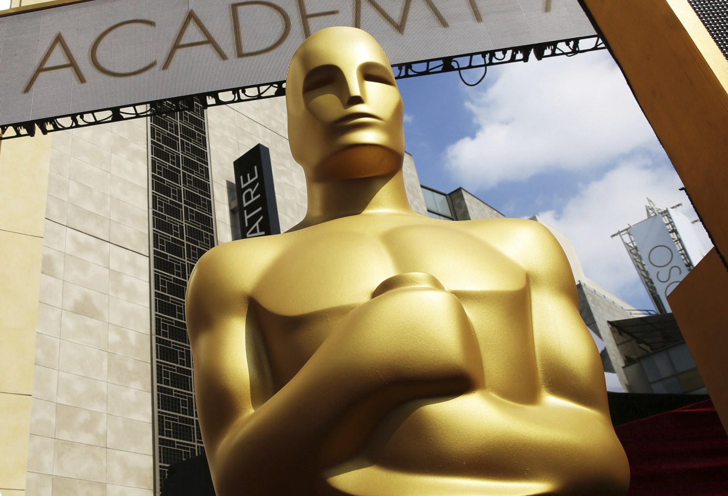 ARCHIVO - Una reproducción a gran escala de la estatuilla del Oscar fuera del Teatro Dolby para la 87a entrega de los Premios de la Academia en Los Angeles en una fotografía del 21 de febrero de 2015. Los Oscar de 2023 se celebrarán el domingo 12 de marzo. (Foto Matt Sayles/Invision/AP, archivo)