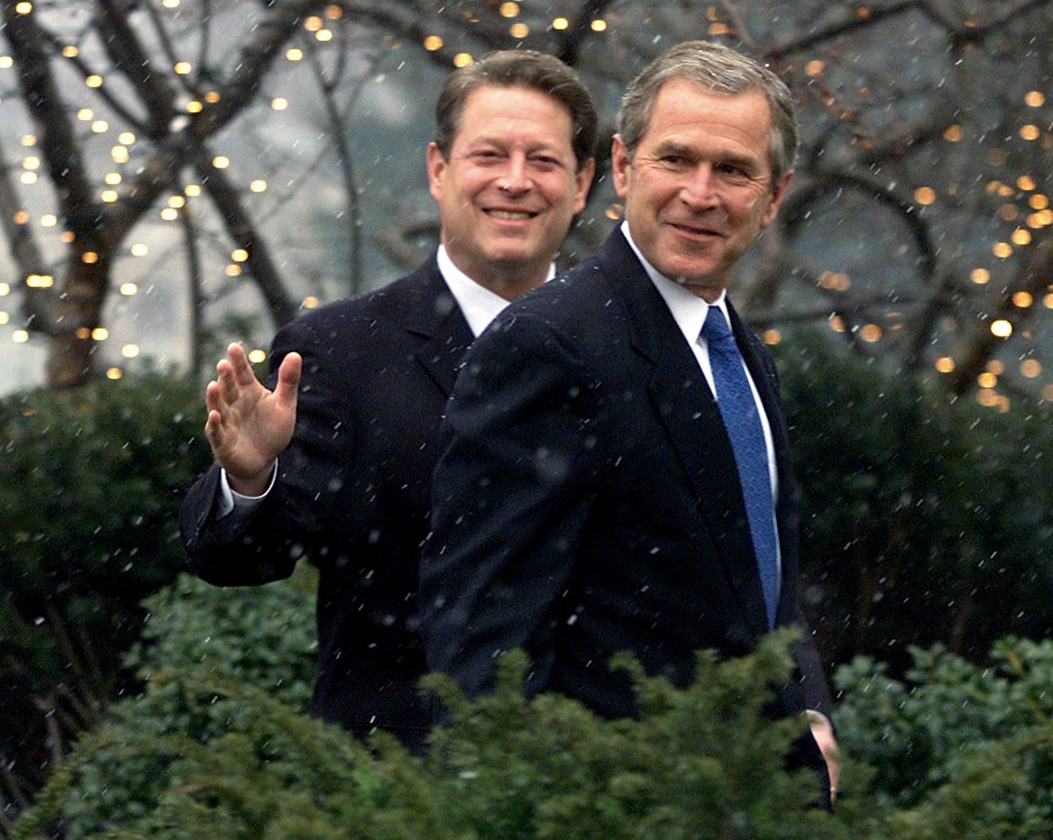 Al Gore y George W. Bush en diciembre de 2000 (Archivo)