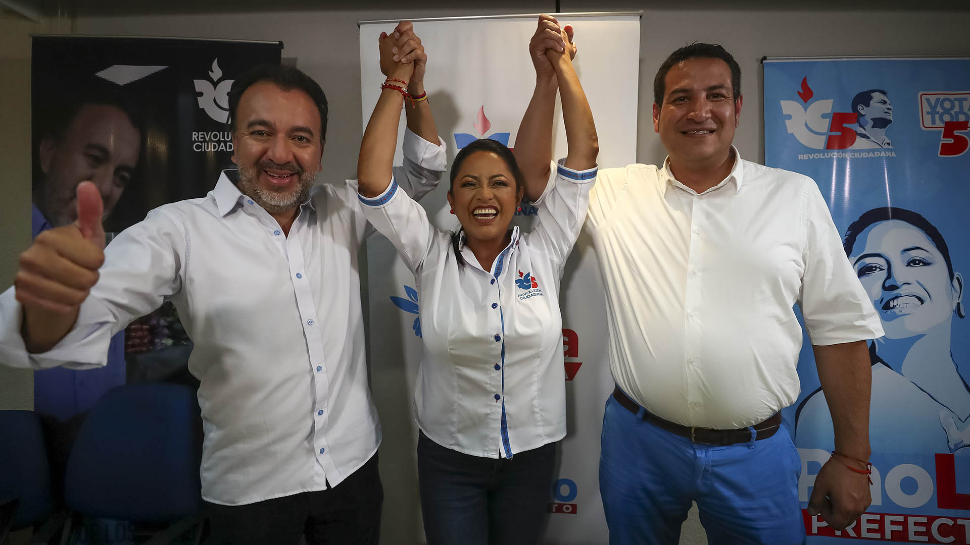Los candidatos del correísmo, Pabel Muñoz y Paola Pabón, celebran su victoria en Quito y Pichincha. El partido del expresidente Rafael Correa obtuvo importantes municipios y prefecturas en las elecciones subnacionales del domingo. (EFE/José Jácome)
