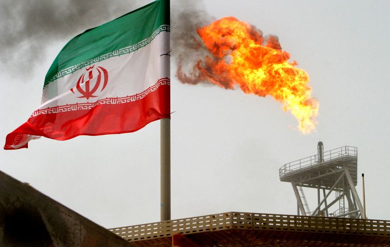 FOTO DE ARCHIVO: Una llama de gas en una plataforma de producción de petróleo en el Golfo, 25 de julio del 2005. REUTERS/Raheb Homavandi