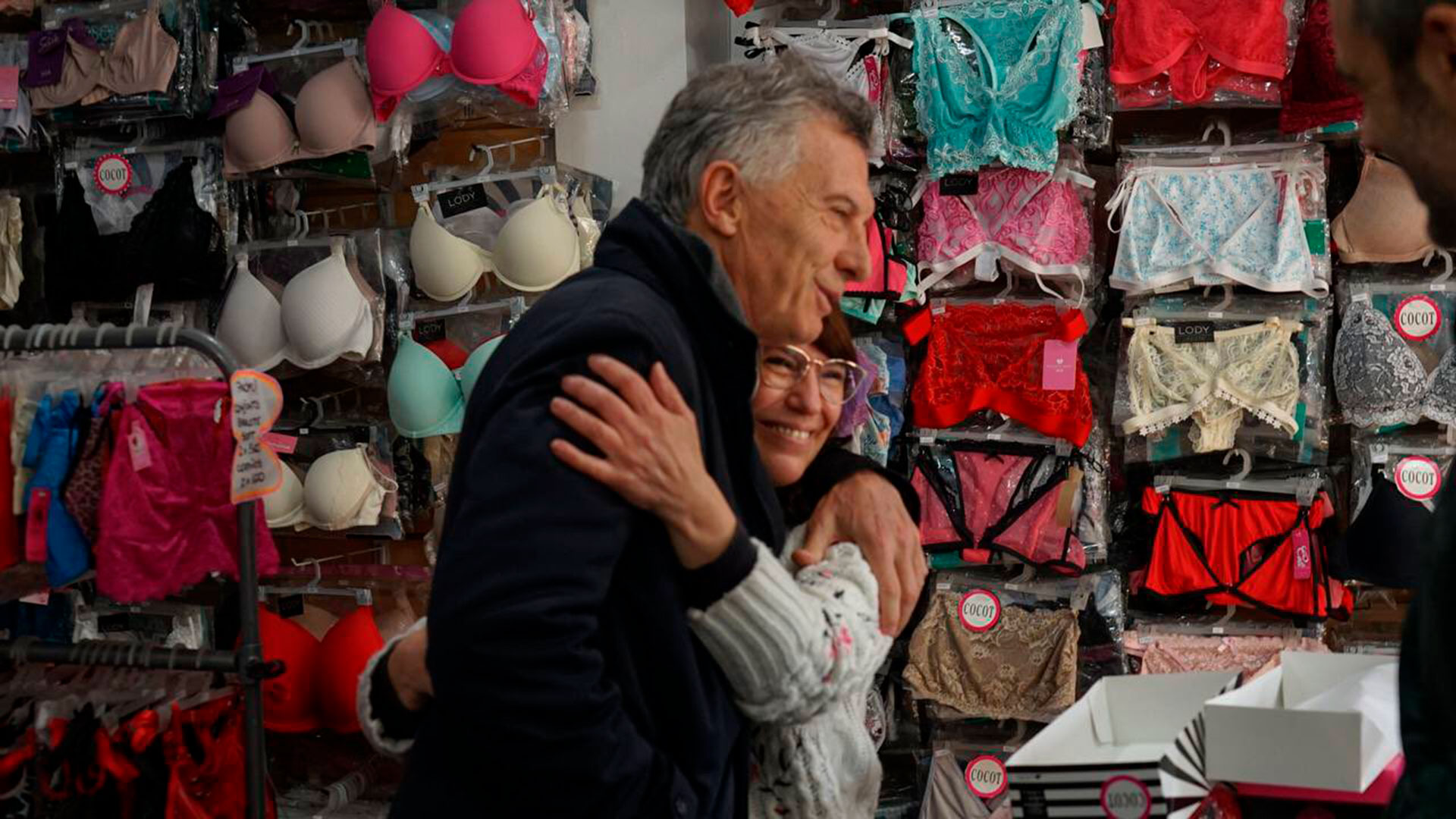 Mauricio Macri, con una comerciante en Ituzaingó