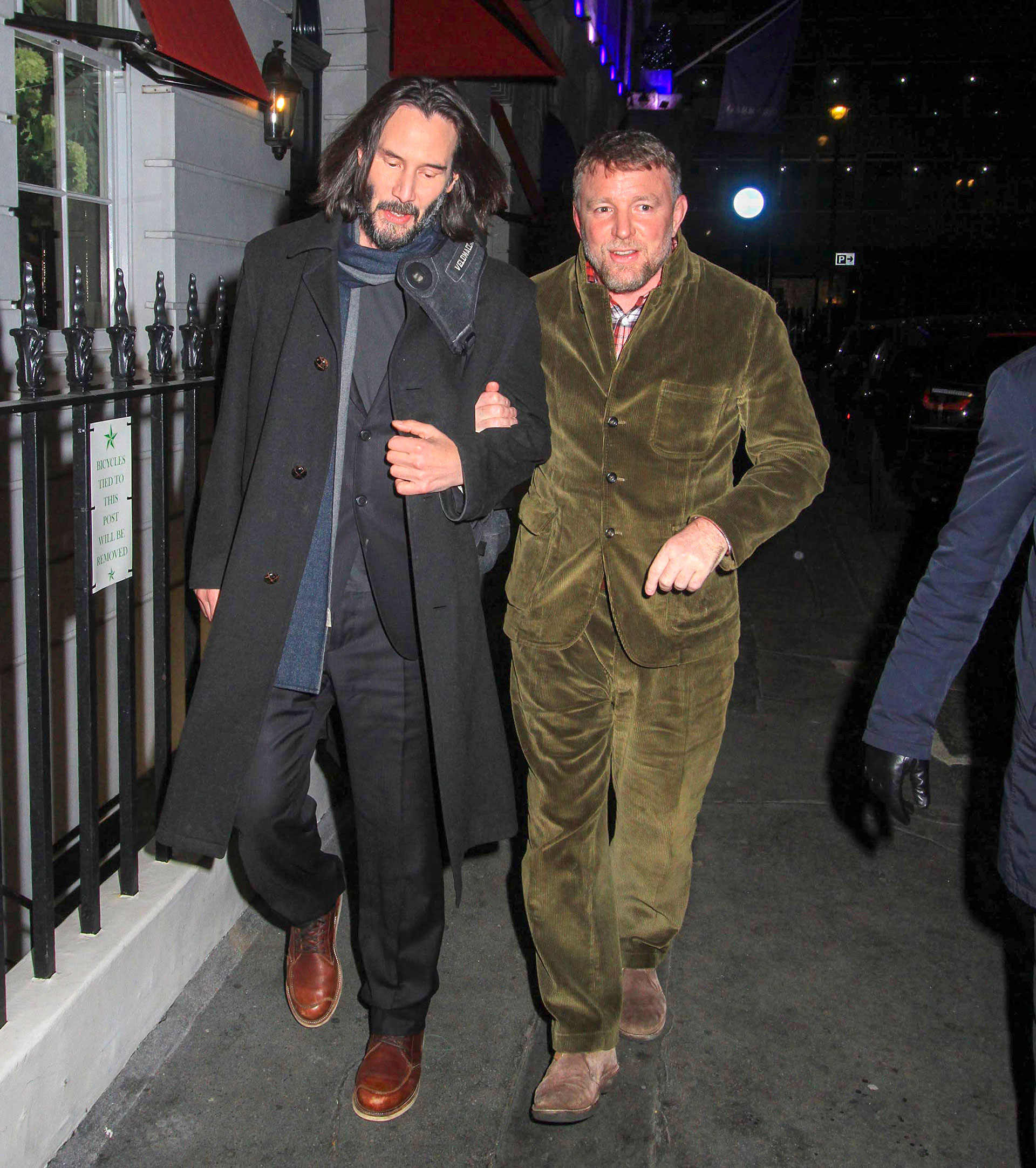Keanu Reeves y Guy Ritchie fueron fotografiados cuando salían del club privado Oswalds en Mayfair, en Londres. A partir de dicha reunión, la prensa local especula con la posibilidad de que vuelvan a protagonizar una película juntos