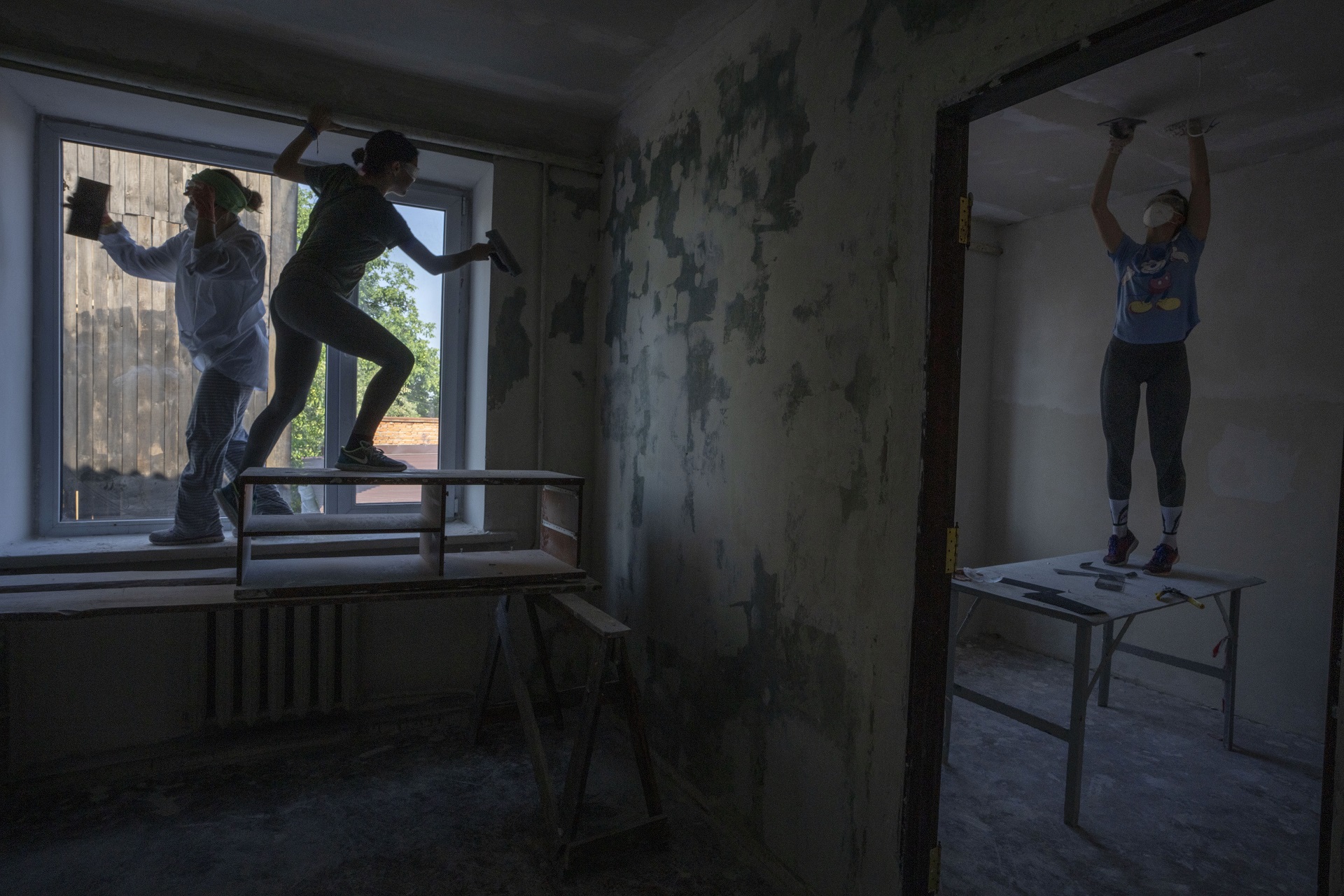 Mujeres trabajan para reconstruir el cuartel de bomberos en Makariv. en la región de Kiev (AP)