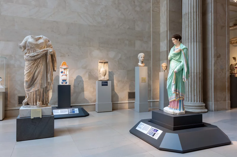 En las galerías, se colocan coloridas piezas reconstruidas cerca de originales de mármol blanco similares y más familiares (Anna-Marie Kellen/Metropolitan Museum of Art, New York)