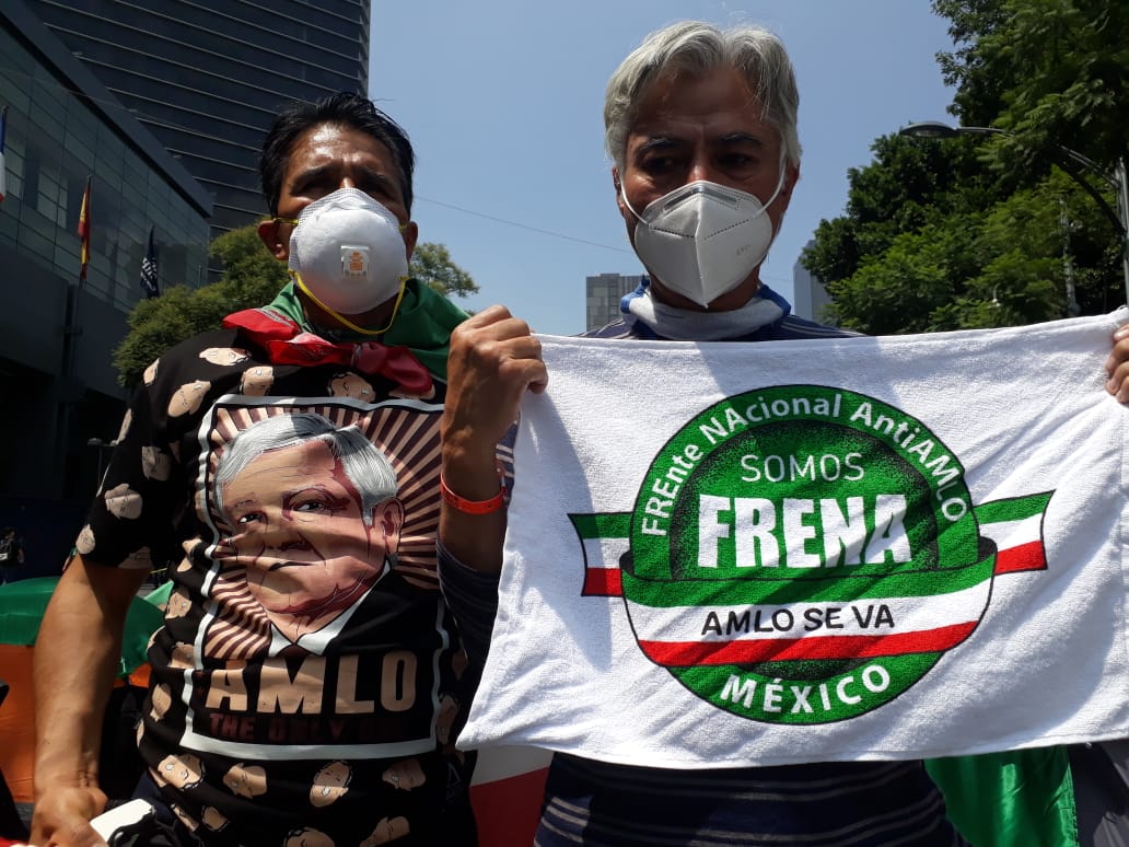 Integrante de FRENAAA y simpatizante de AMLO debaten enfrente de la Alameda Central 
Fotografía: Alfonso Sotelo/ Infobae México 
