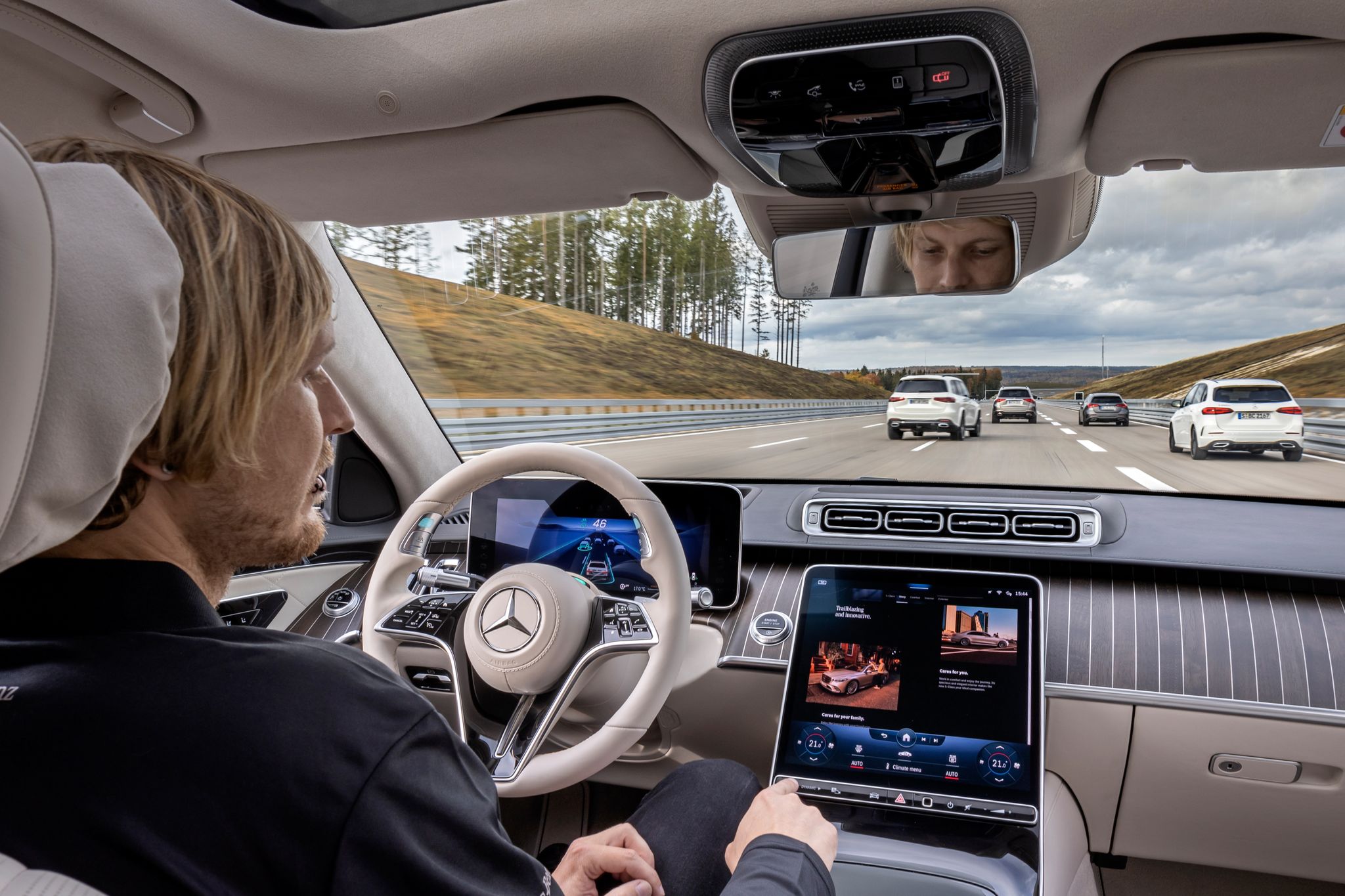 Mercedes-Benz ha logrado el Nivel 3 de conducción autónoma solo para algunos tramos de las autopistas y hasta los 60 km/h de velocidad