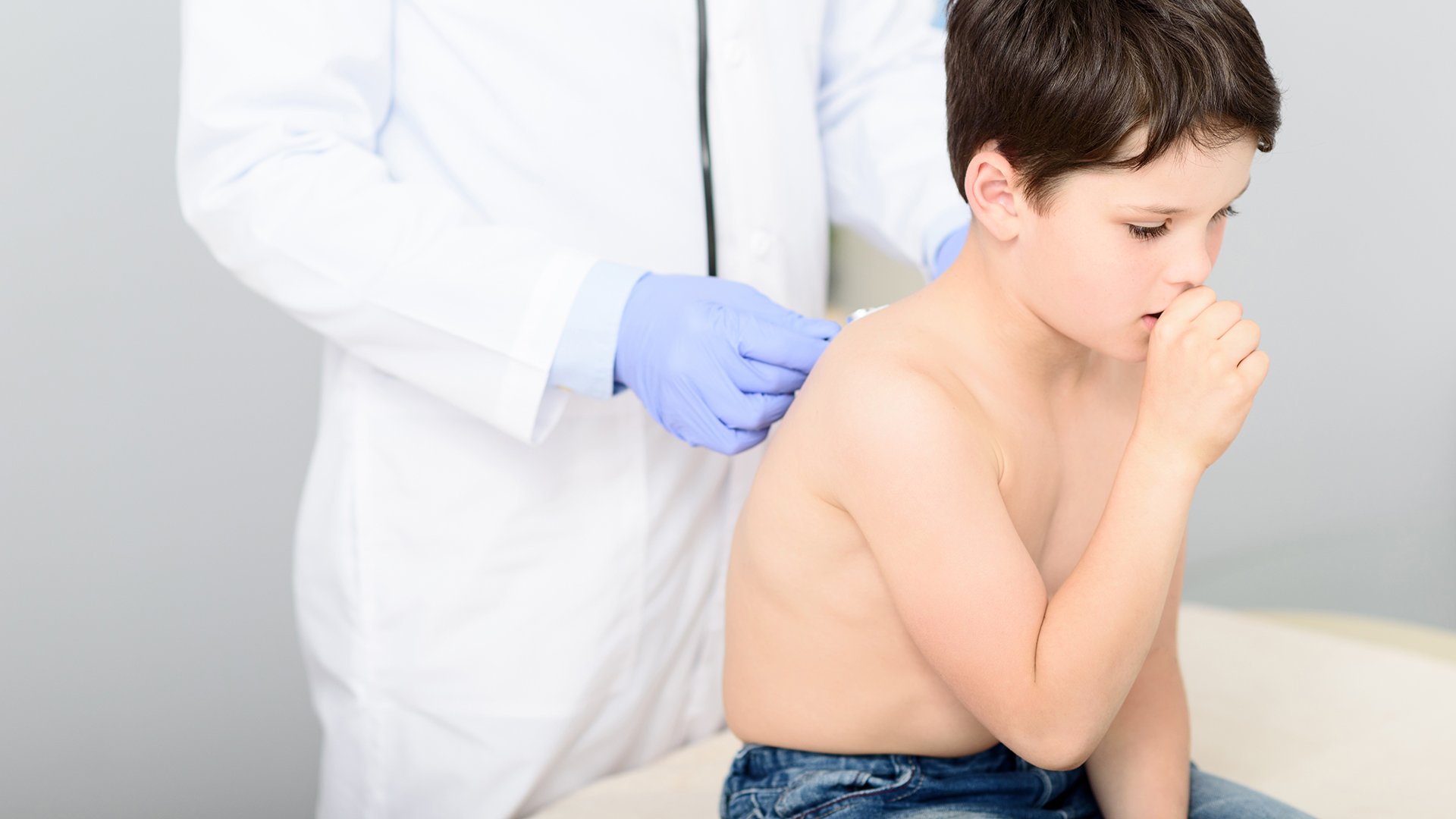 Los menores de edad se encuentran entre los más afectados por esta infección respiratoria (Getty)