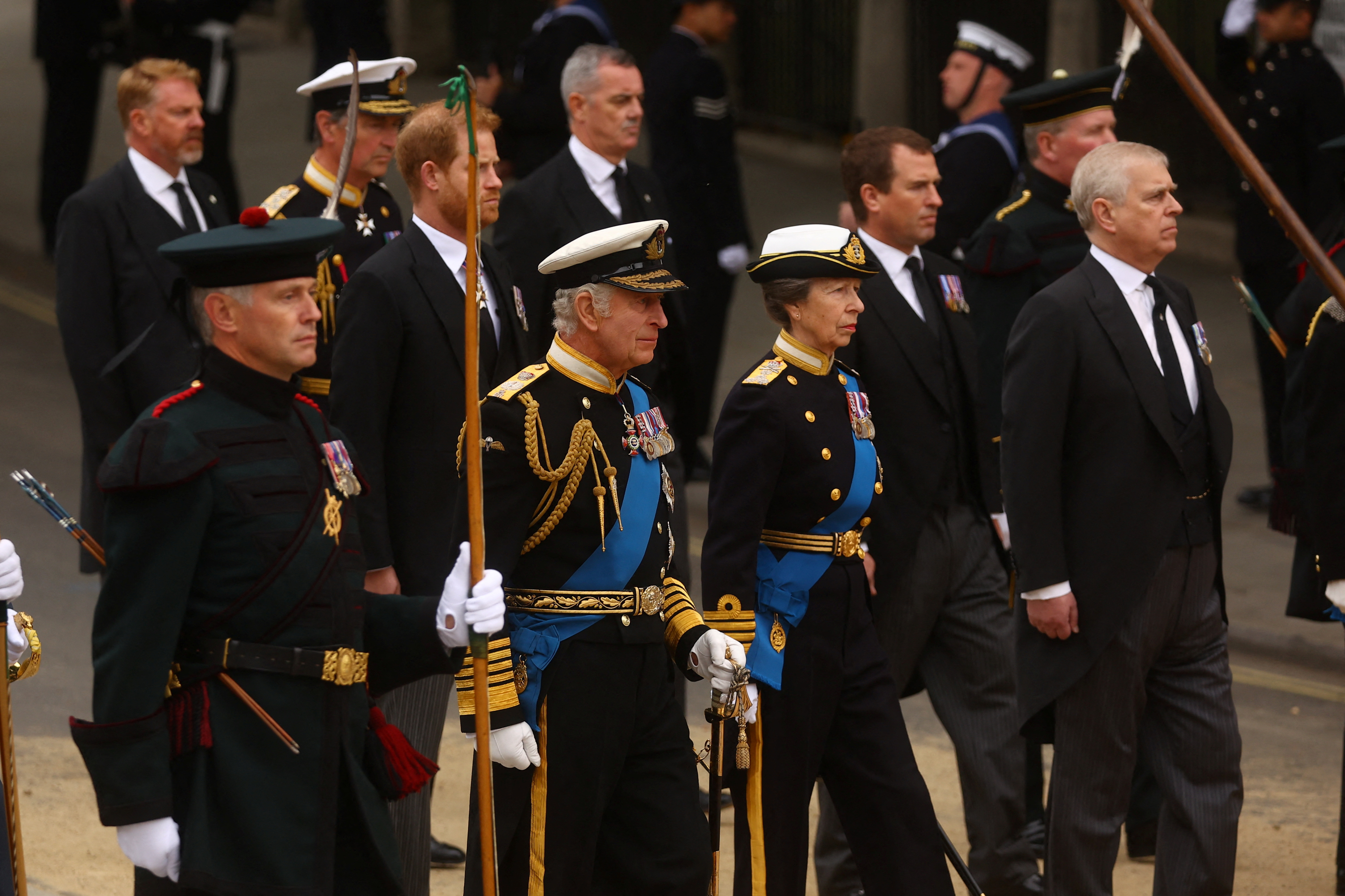 Los hijos de la reina caminan tras su ataúd. El rey Carlos III, la princesa Ana, y los príncipes Andrew y Edward 