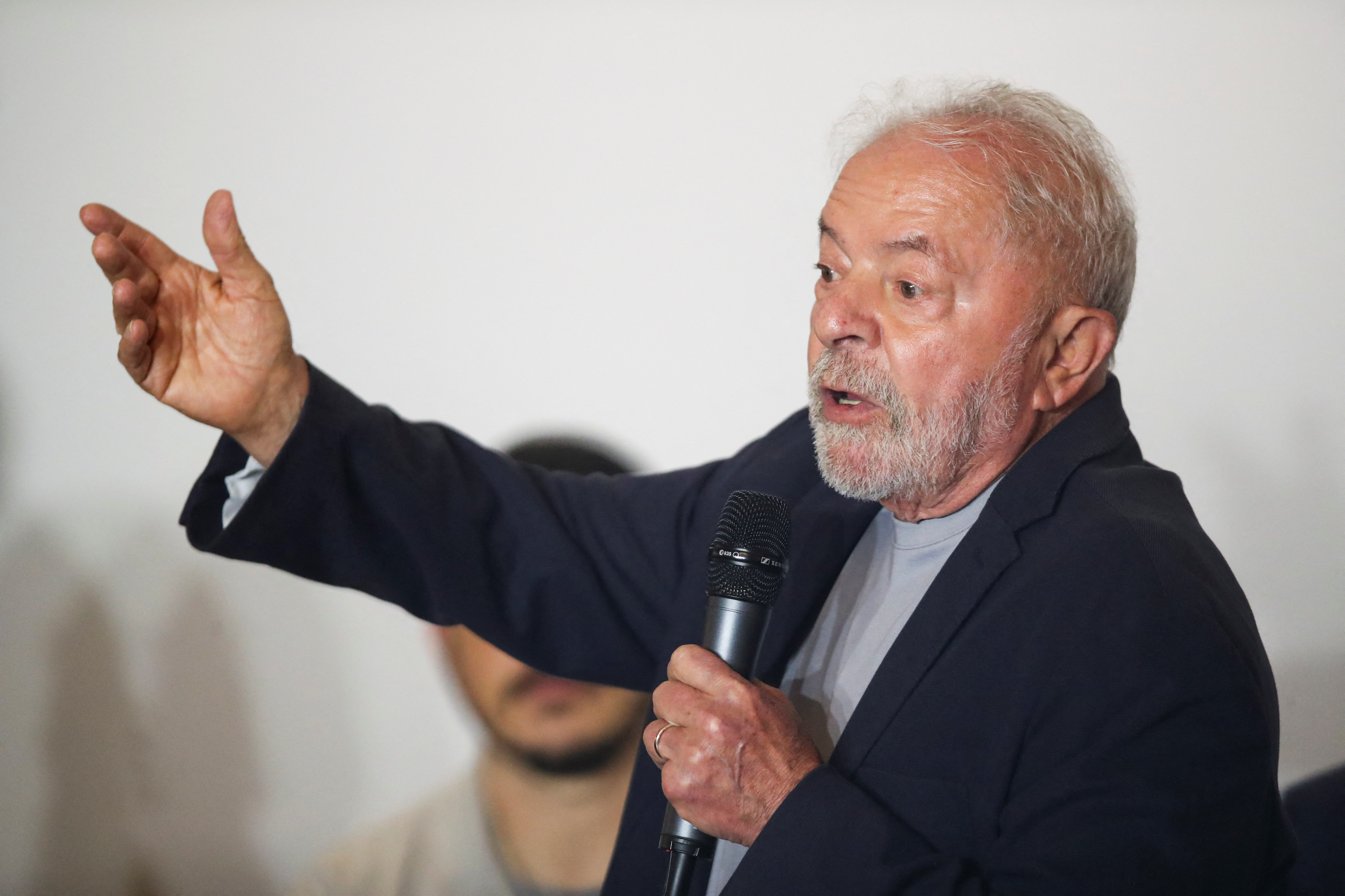 El candidato presidencial Luiz Inacio Lula da Silva habla en una reunión con líderes religiosos en San Pablo, Brasil, el 17 de octubre de 2022 (REUTERS/Mariana Greif)