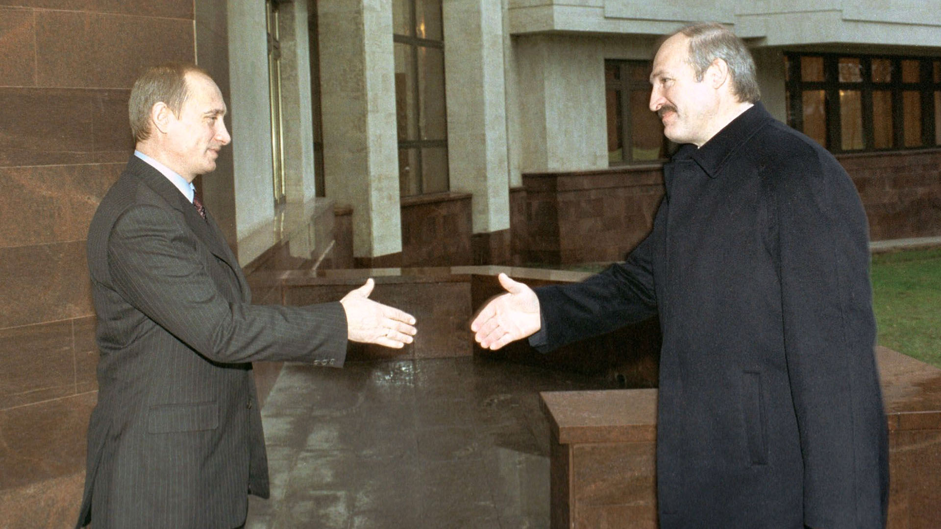 Viejos camaradas. Vladimir Putin y Alexander Lukashenko en una fotografía tomada en Moscú, en noviembre de 2002 (Shutterstock)