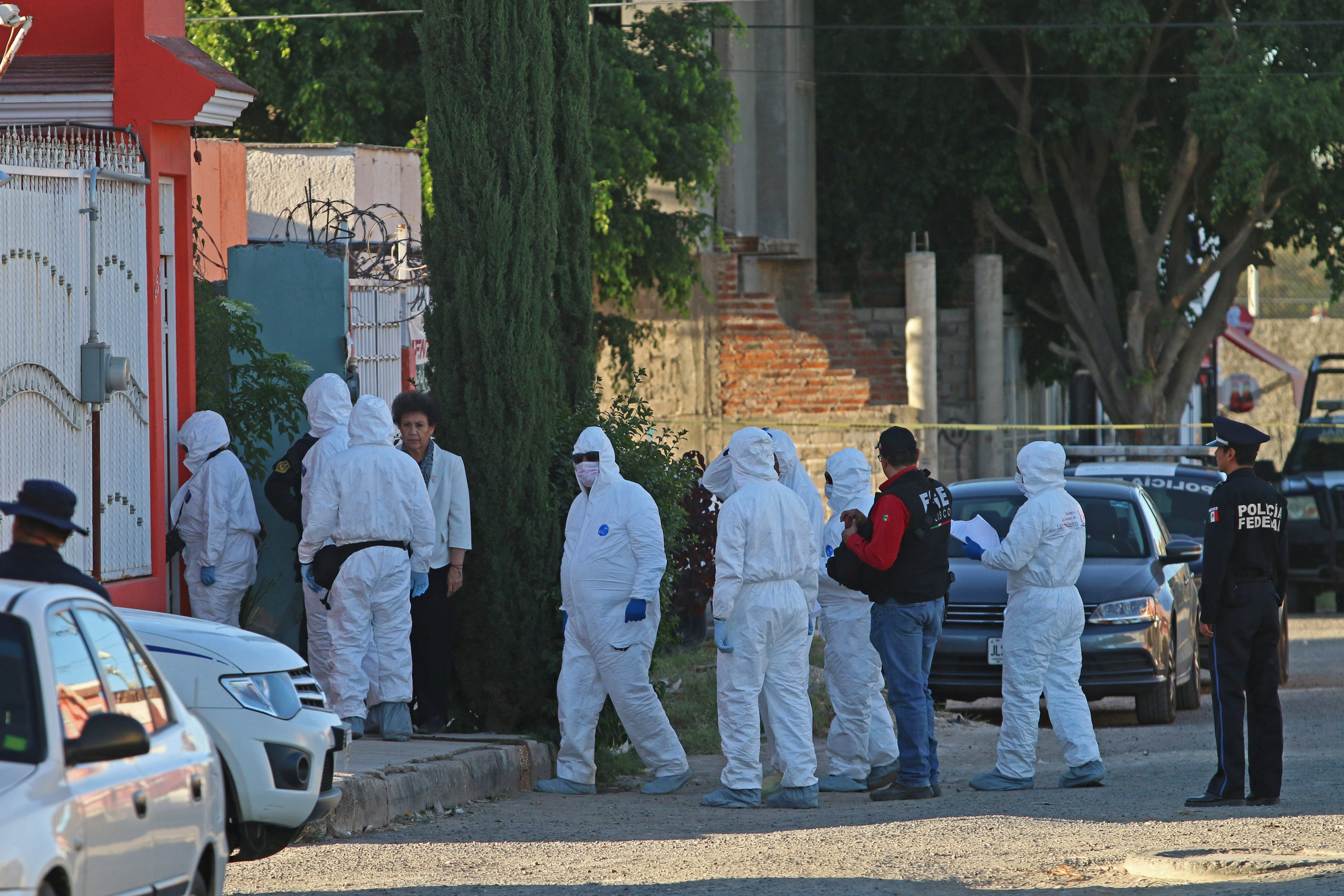 TONALA, JALISCO, 18ABRIL2018.- Elementos de la Fuerza Única del estado en conjunto con la Policía Federal realizan un operativo en calles de la colonia Rancho de la Cruz en el municipio Tonalteca como parte de la búsqueda de los tres estudiantes de la Universidad de Medios Audiovisuales Salomón Aceves, Daniel Díaz y Marco García desaparecidos el pasado 19 de Marzo. Al igual se realizan diligencias en un predio de la colonia ubicado en la calle Prado Soleado en busca de indicios de los estudiantes, por lo que se solicitó el apoyo a personal del Instituto de Ciencias Forenses.
FOTO: FERNANDO CARRANZA GARCIA / CUARTOSCURO.COM