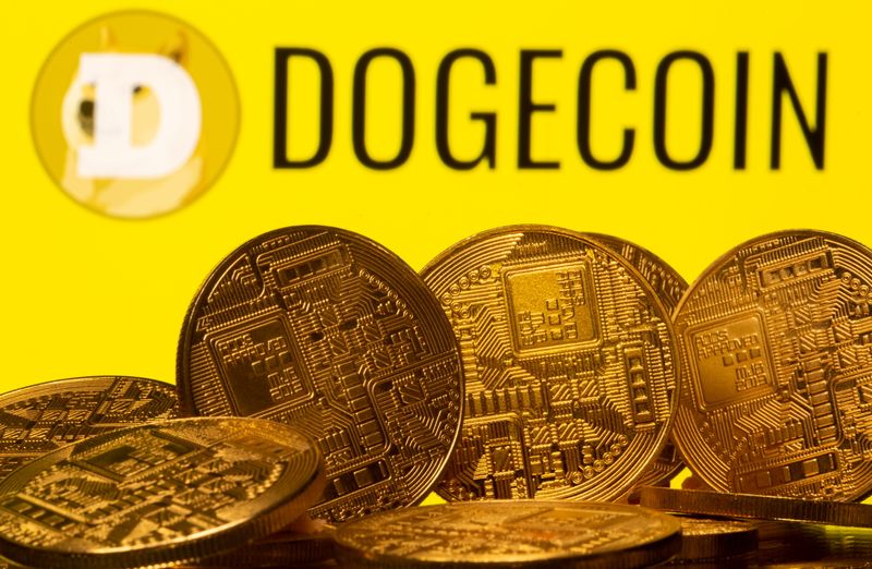 Representaciones de criptomonedas frente al logo de Dogecoin en esta fotografía ilustrativa tomada el 20 de abril, 2021. (Foto: REUTERS/Dado Ruvic/Ilustración)