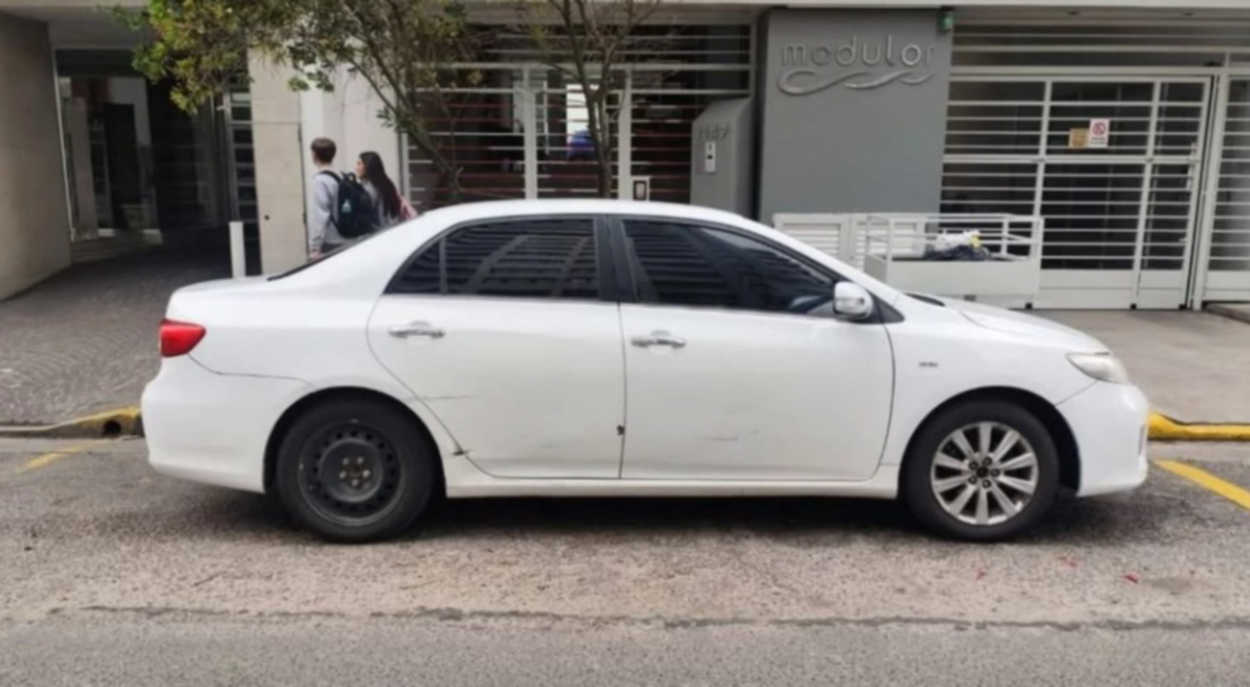 Un jubilado se baj&oacute; del auto para saludar a su hijo y dos delincuentes le robaron a mano armada en Mar del Plata