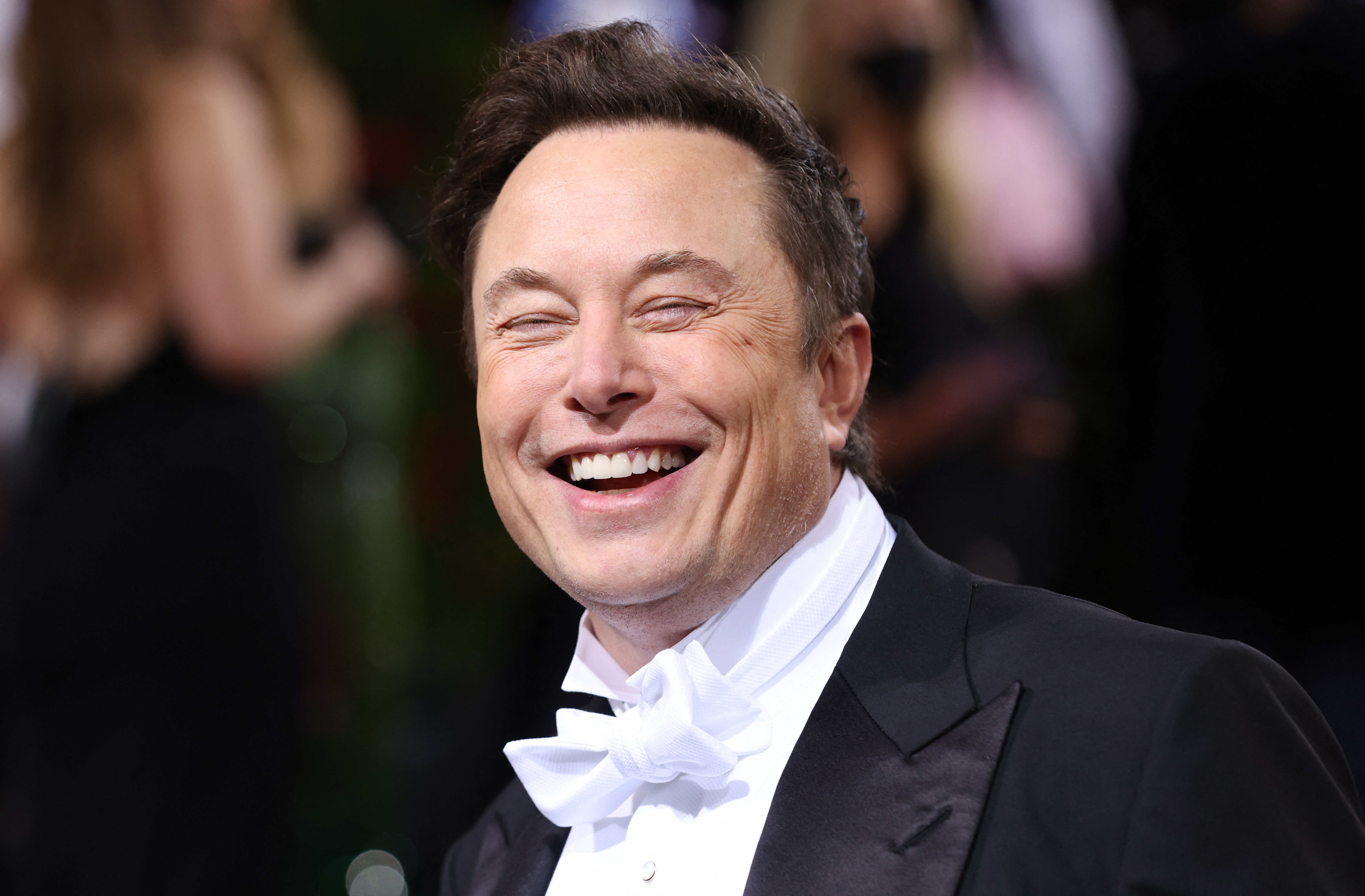 Elon Musk fue visto pasando un buen rato en el Met Gala (Foto: REUTERS/Andrew Kelly)