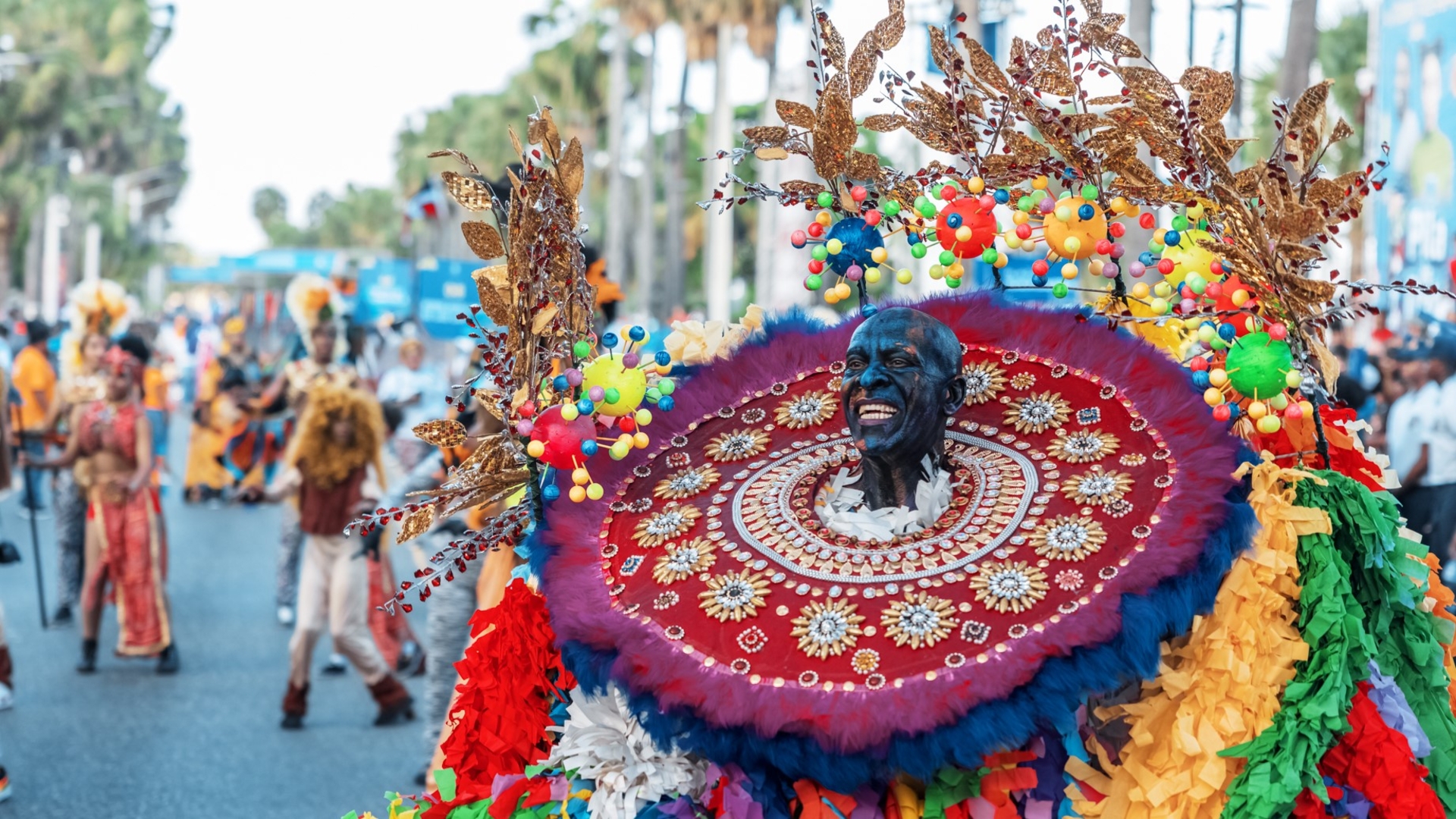 Fiesta de color y alegría en el histórico carnaval de Santo Domingo