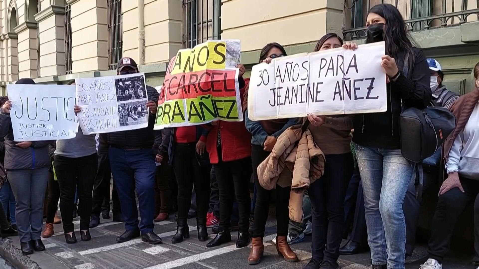 Manifestantes fuera de la cárcel reclamaban la condena de Áñez (Martín Silva / AFP)