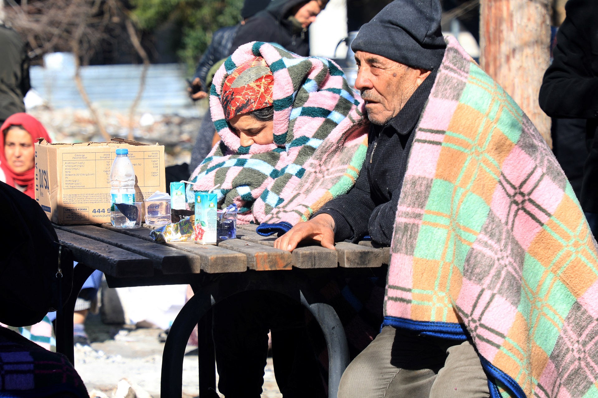 Una pareja sentada en una plaza en Gaziantep, ubicada cerca del epicentro del terremoto (AFP)