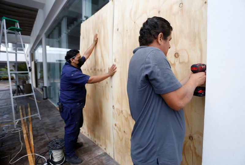 Trabajadores cubrieron los vidrios de un hotel para protegerlos de los fuertes vientos ante la llegada del huracán Orlene a Sinaloa en octubre, 2022. REUTERS/Eduardo Resendis 