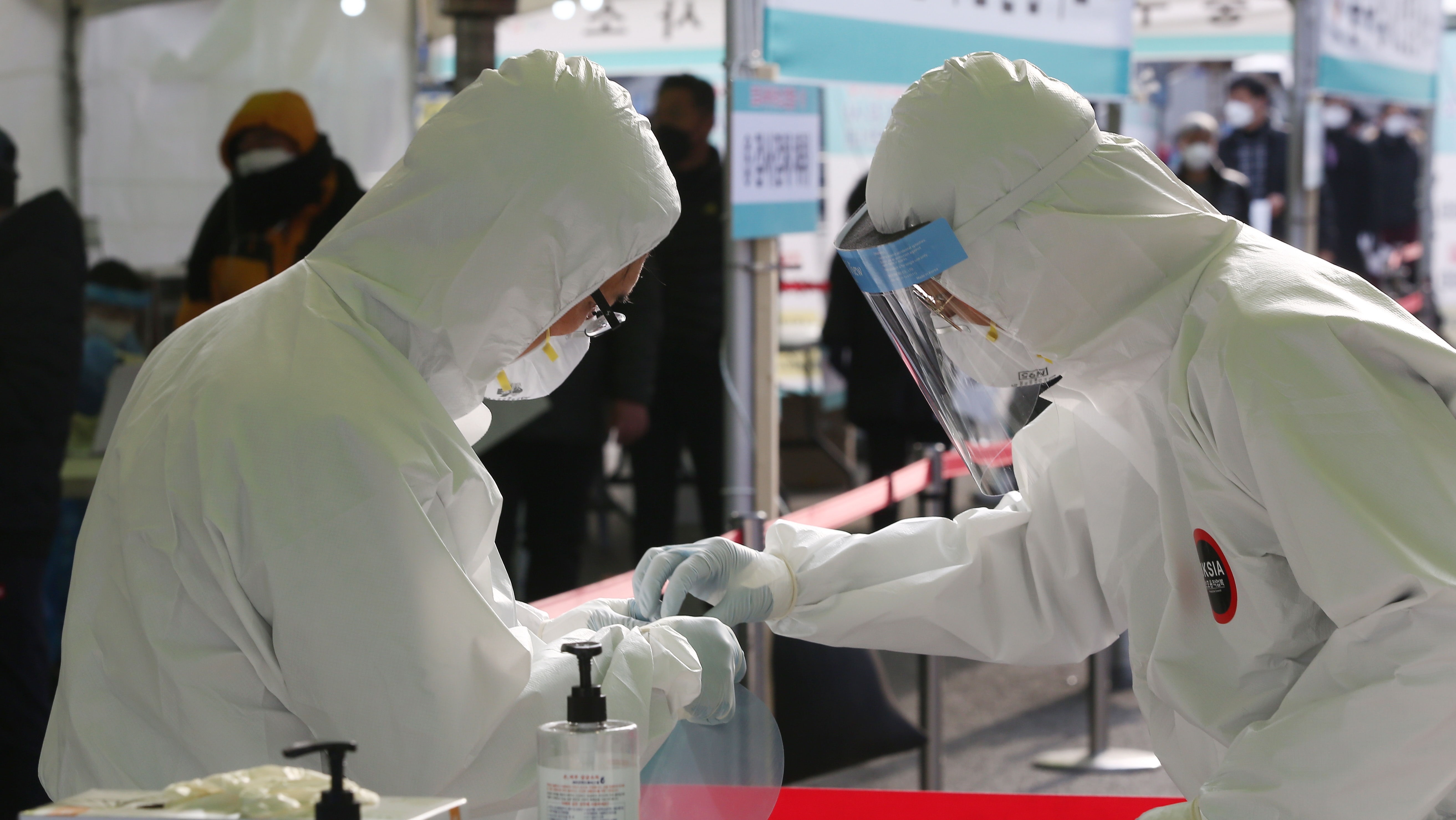 Investigadores estudian casos de la variante británica del virus SARS-CoV-2 en Corea del Sur (EFE/EPA/KIM CHUL-SOO)