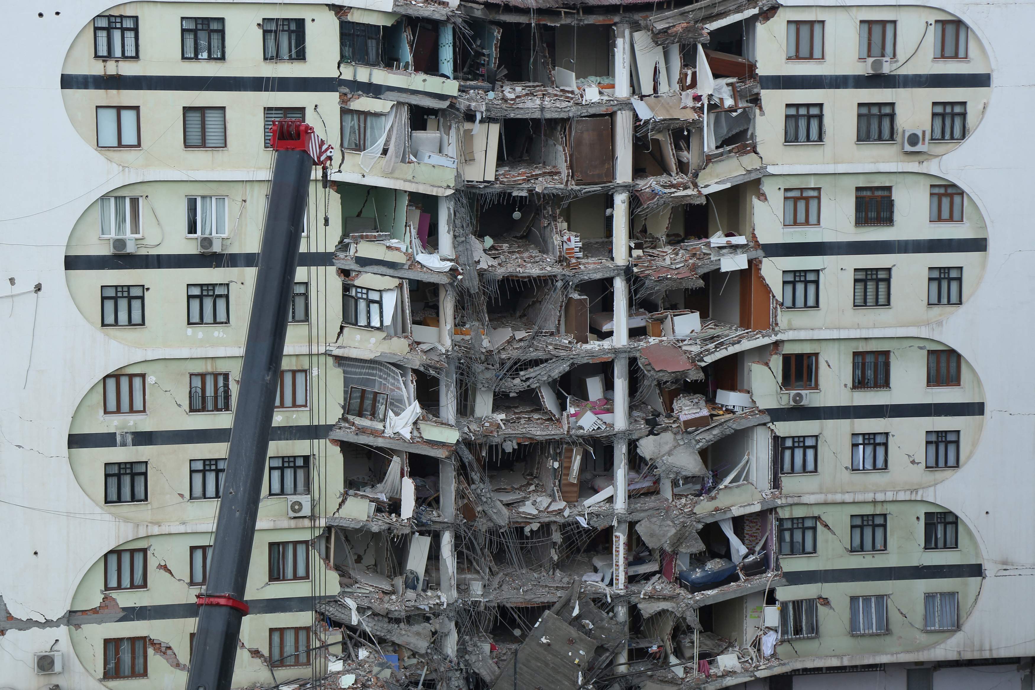 Una vista de un edificio dañado, luego de un terremoto en Diyarbakir, Turquía, 6 de febrero de 2023. REUTERS/Sertac Kayar