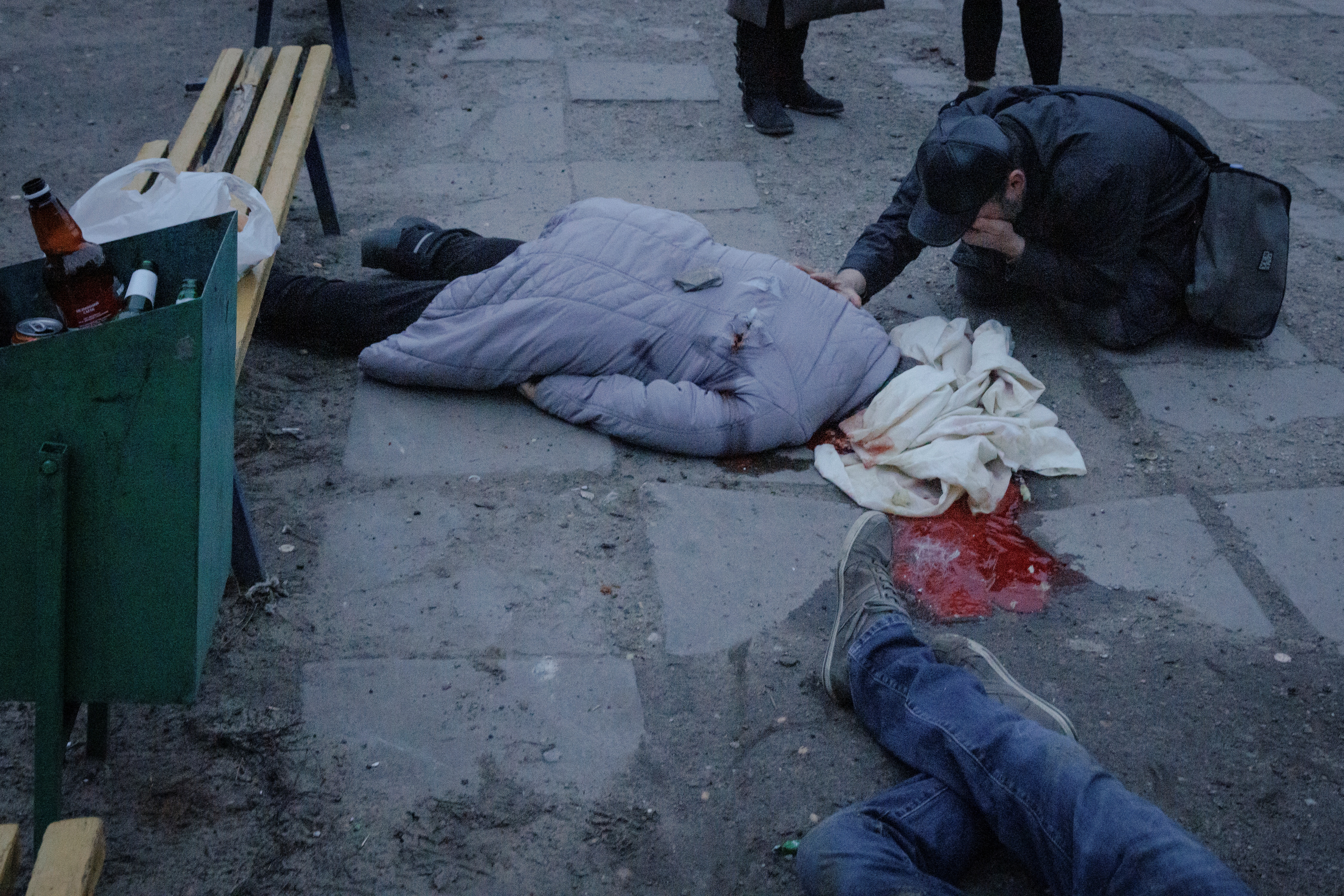 Un hombre rompe en llanto al descubrir el cuerpo de su madre que murió en su barrio durante un bombardeo en Kharkiv mientras continúa el ataque de Rusia a Ucrania, Ucrania, 3 de abril de 2022.  