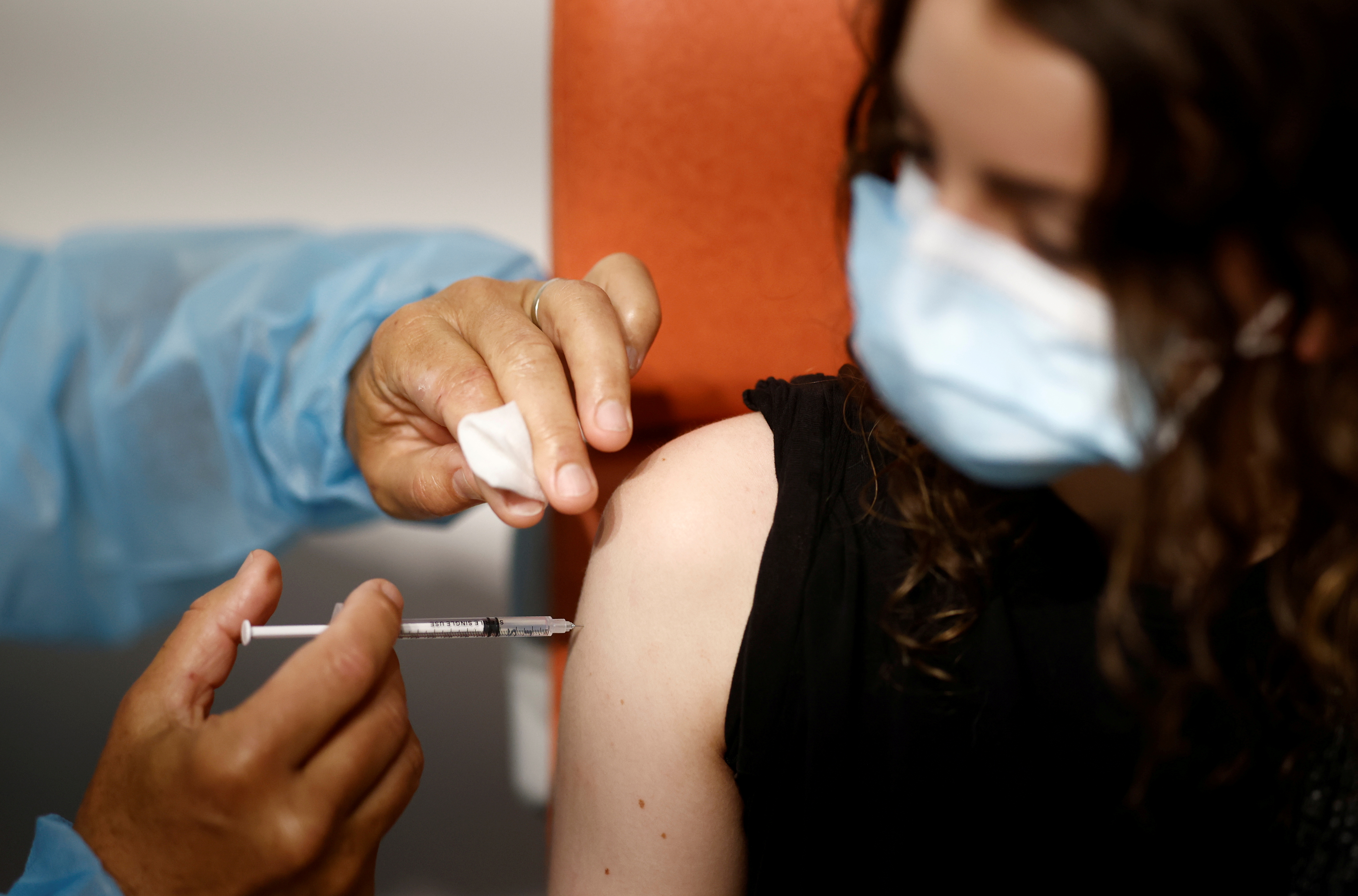  Un trabajador médico administra una dosis de la vacuna "Comirnaty" Pfizer BioNTech COVID-19 en un centro de vacunación en Nantes como parte de la campaña de vacunación contra la enfermedad del coronavirus (COVID-19) en Francia,