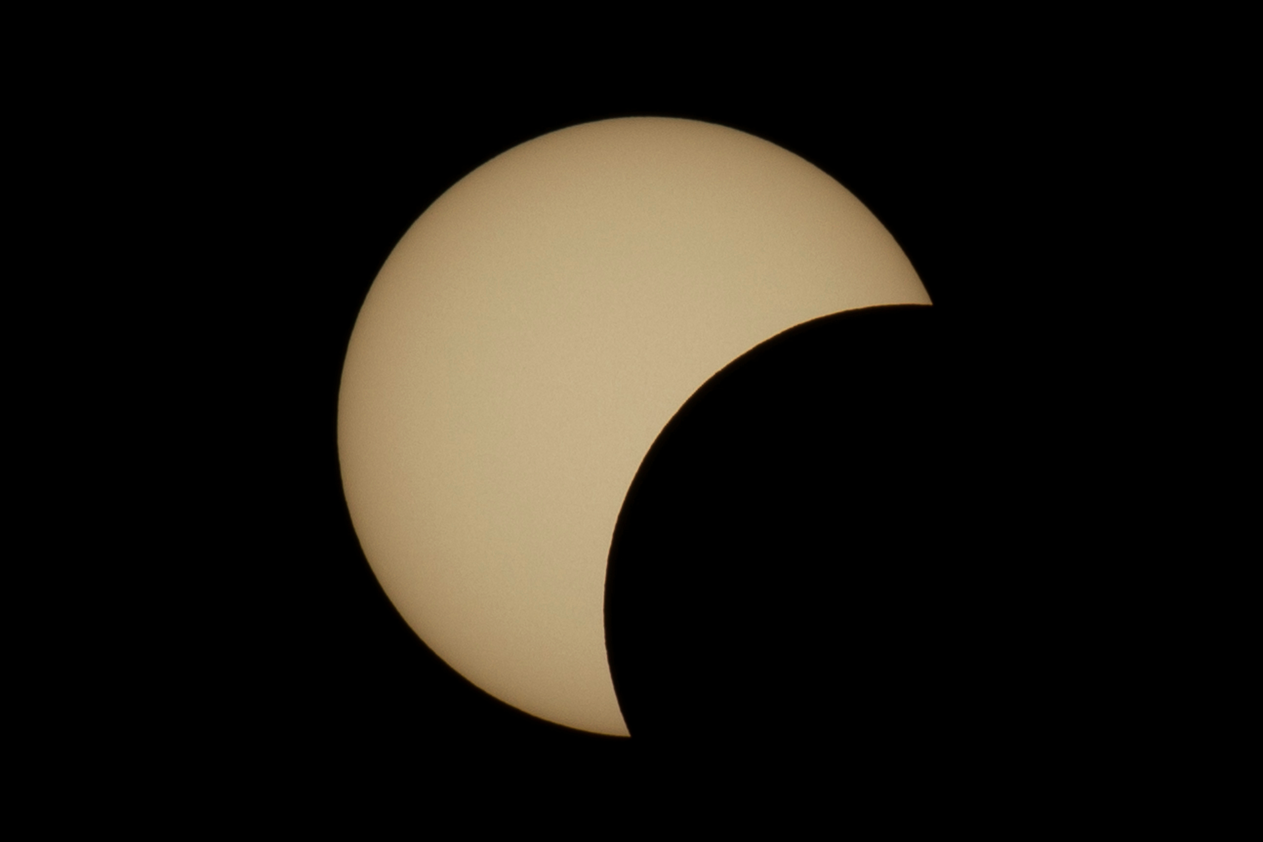 Está prohibido observar el eclipse solar parcial con filtros caseros (como vidrios ahumados), anteojos de sol tradicionales o placas radiográficas, ya que podrían provocar daños oftalmológicos
REUTERS/Amir Cohen