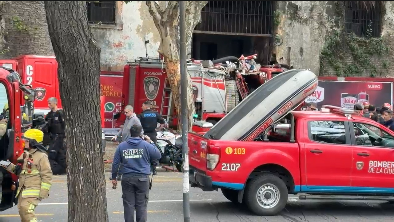 Un camión de Bomberos chocó contra la vieja cárcel de Caseros y hay varias personas heridas