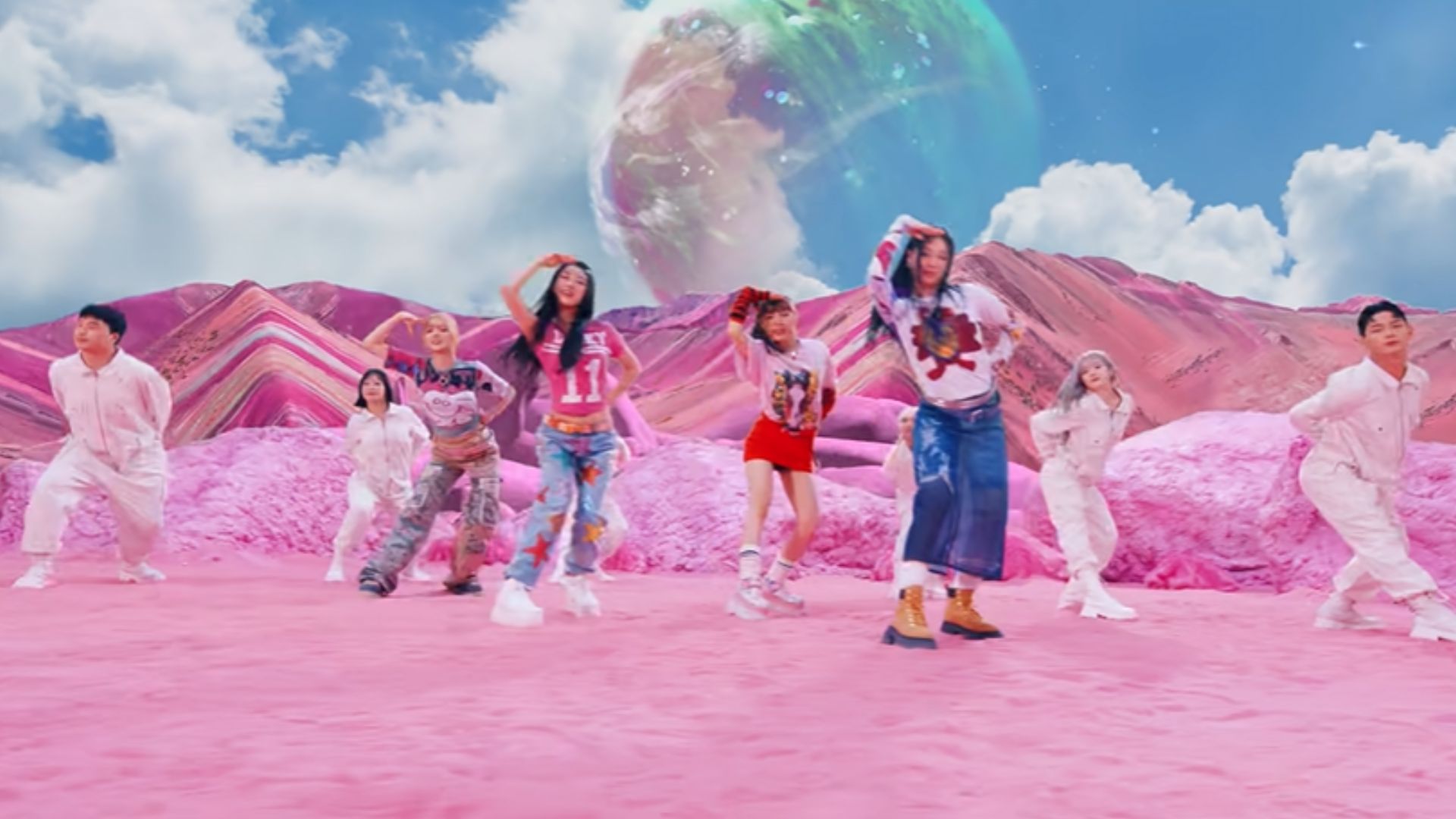 Montaña de 7 colores apareció en videoclip de 'Fifty Fifty'.