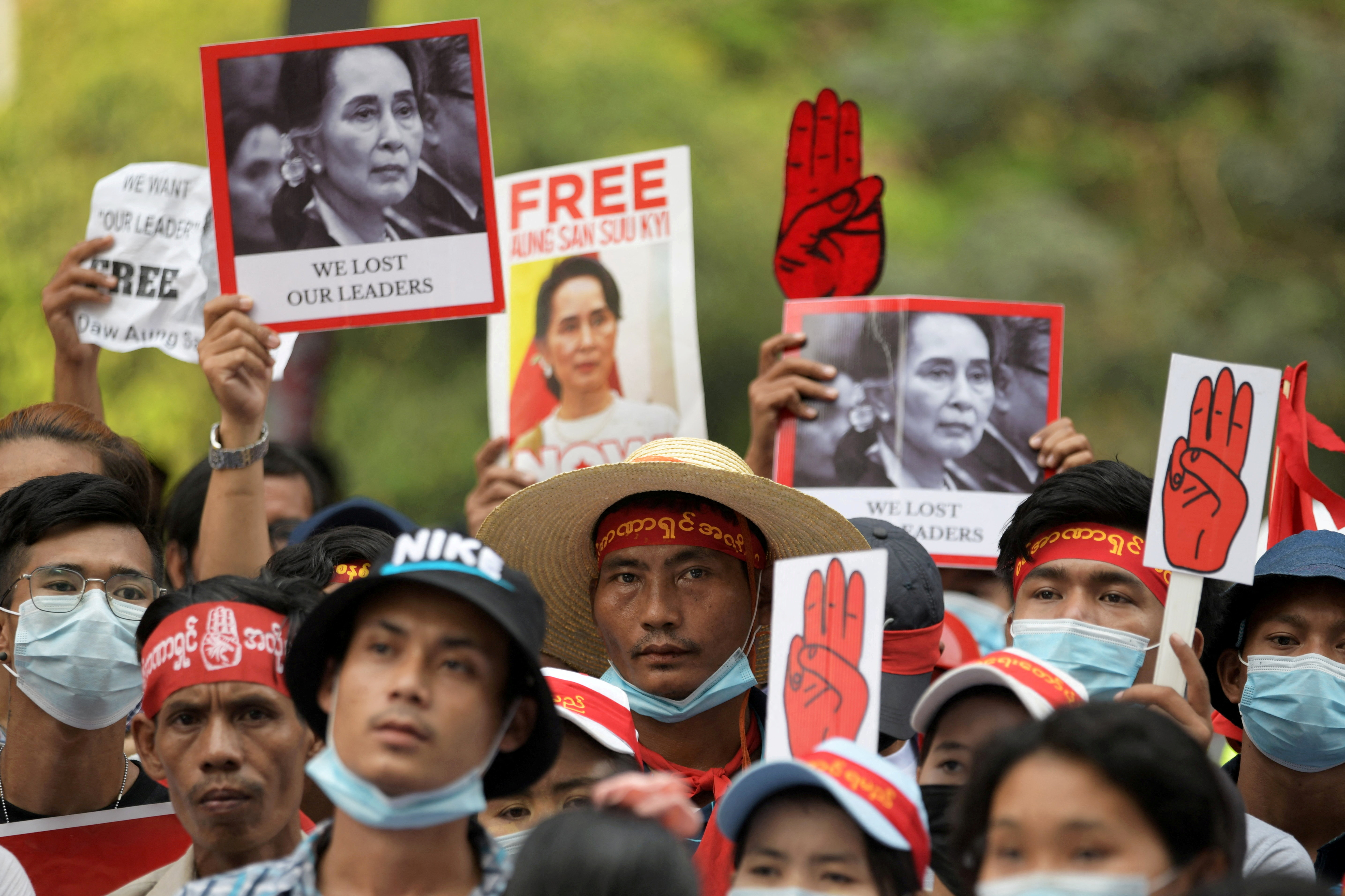 Manifestantes sostienen pancartas con imágenes de Aung San Suu Kyi mientras protestan contra el golpe militar en Yangon, Myanmar, el 22 de febrero de 2021. REUTERS/Archivo