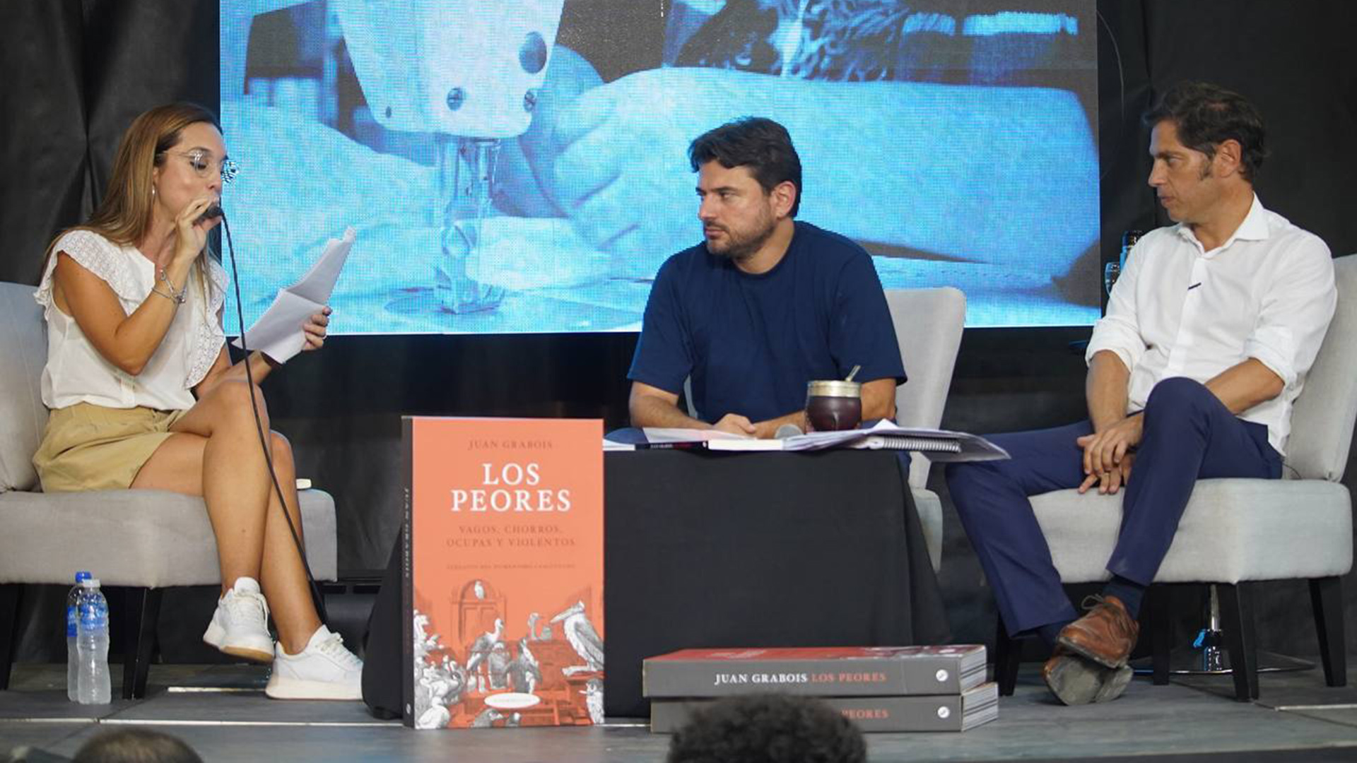Juan Grabois y Axel Kicillof junto a la periodista Noelia Barral Grigera, en la presentación del libro "Los Peores" en La Plata