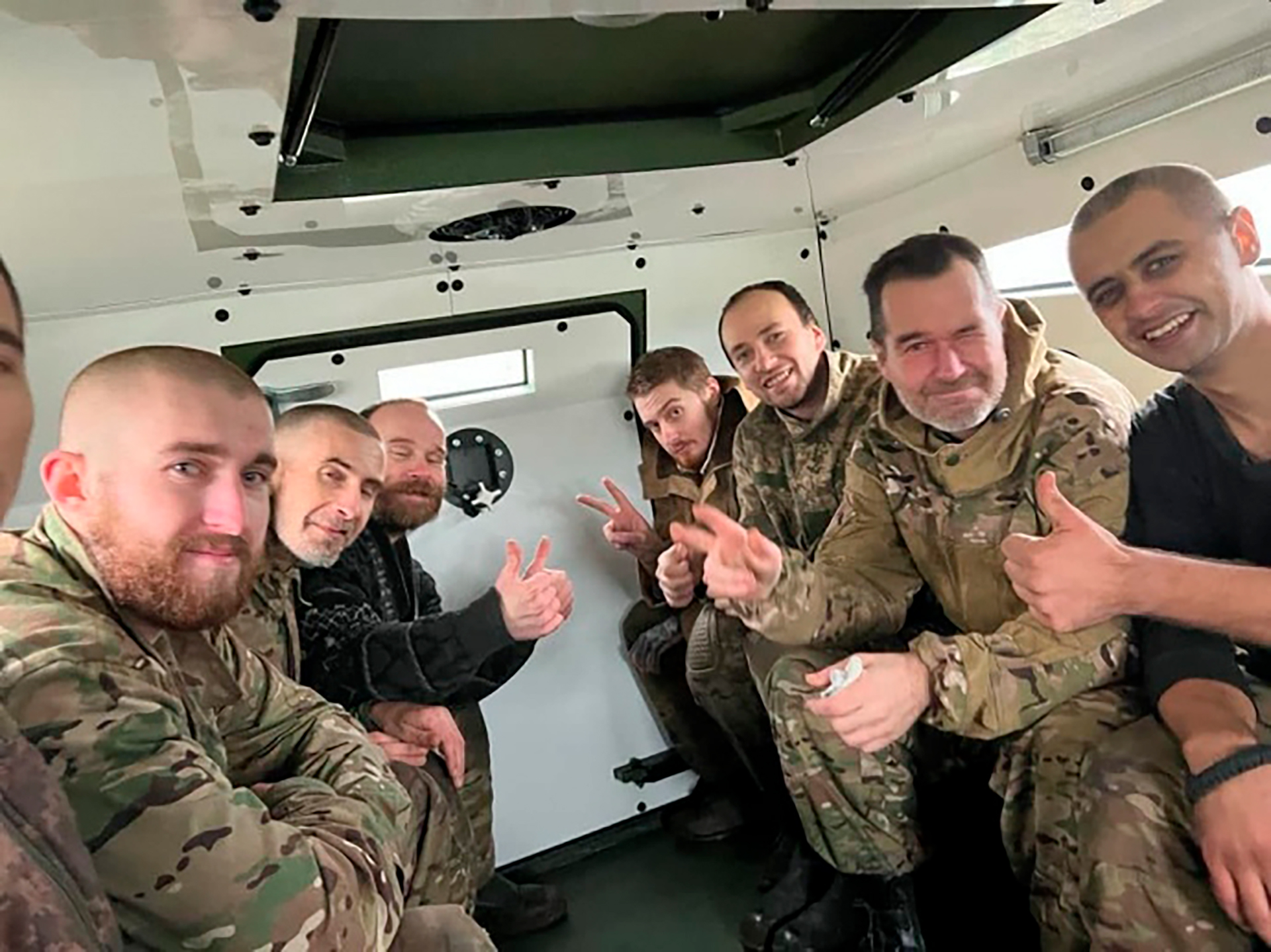 Soldados saludan al volver a Ucrania