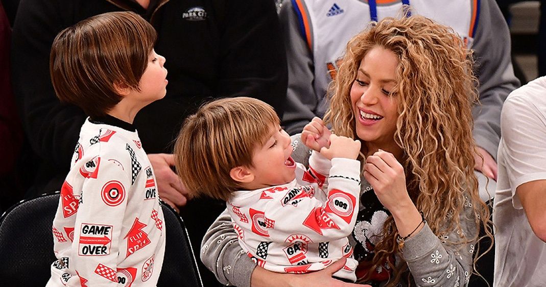 Shakira junto a sus hijos Mián y Sasha. La cantante compartió los requisitos de quien quiera quedarse con el puesto de niñera.