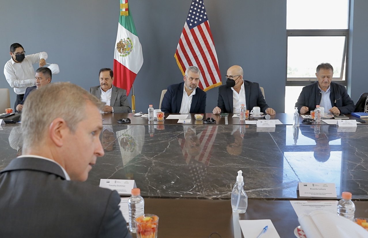 El gobernador Alfredo Ramírez Bedolla en reunión con oficiales de seguridad de la Embajada de EEUU (Foto: Twitter/ARBedolla)

