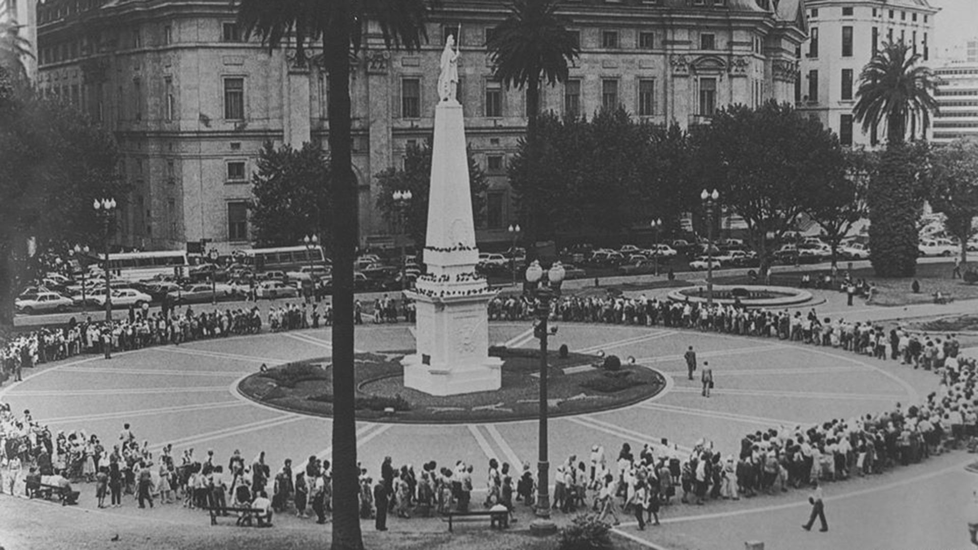 Se encontraron por primera vez un sábado, en la Plaza de Mayo, después pasaron a los jueves; los dictadores se referían a ellas peyorativamente como las "locas de la plaza"