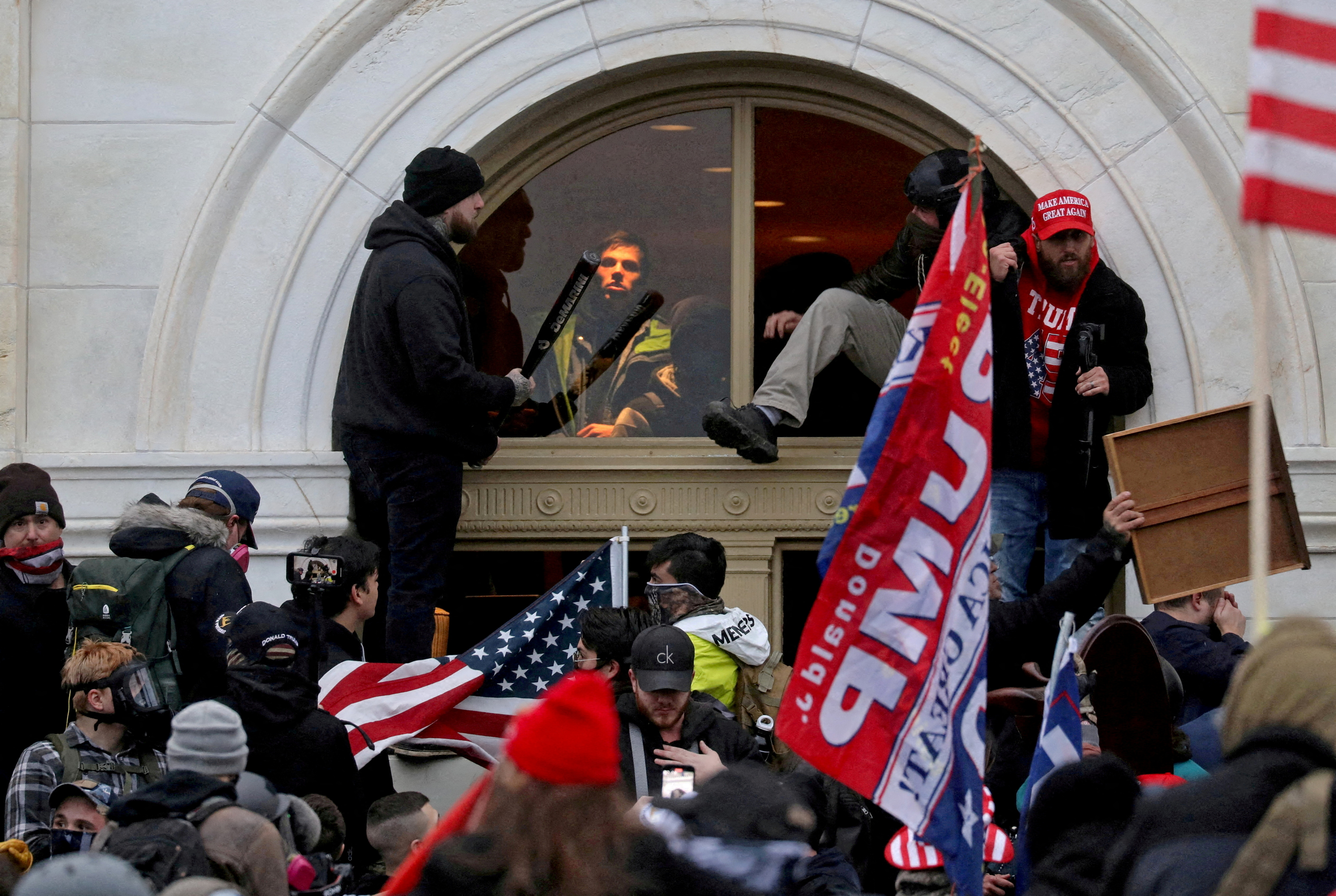 Durante el asalto al Capitolio, los fanáticos de Donald Trump pidieron el linchamiento del vicepresidente: "Hang Mike Pence!", cantaron (REUTERS/Leah Millis)