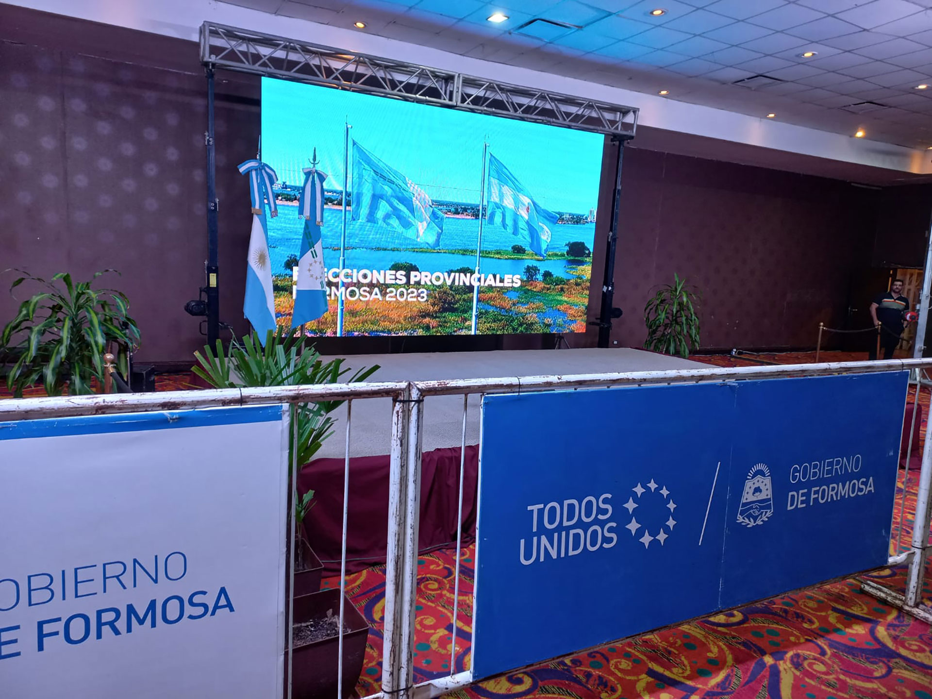 Los dirigentes del oficialismo de Insfrán llegan al búnker para recibir los resultados